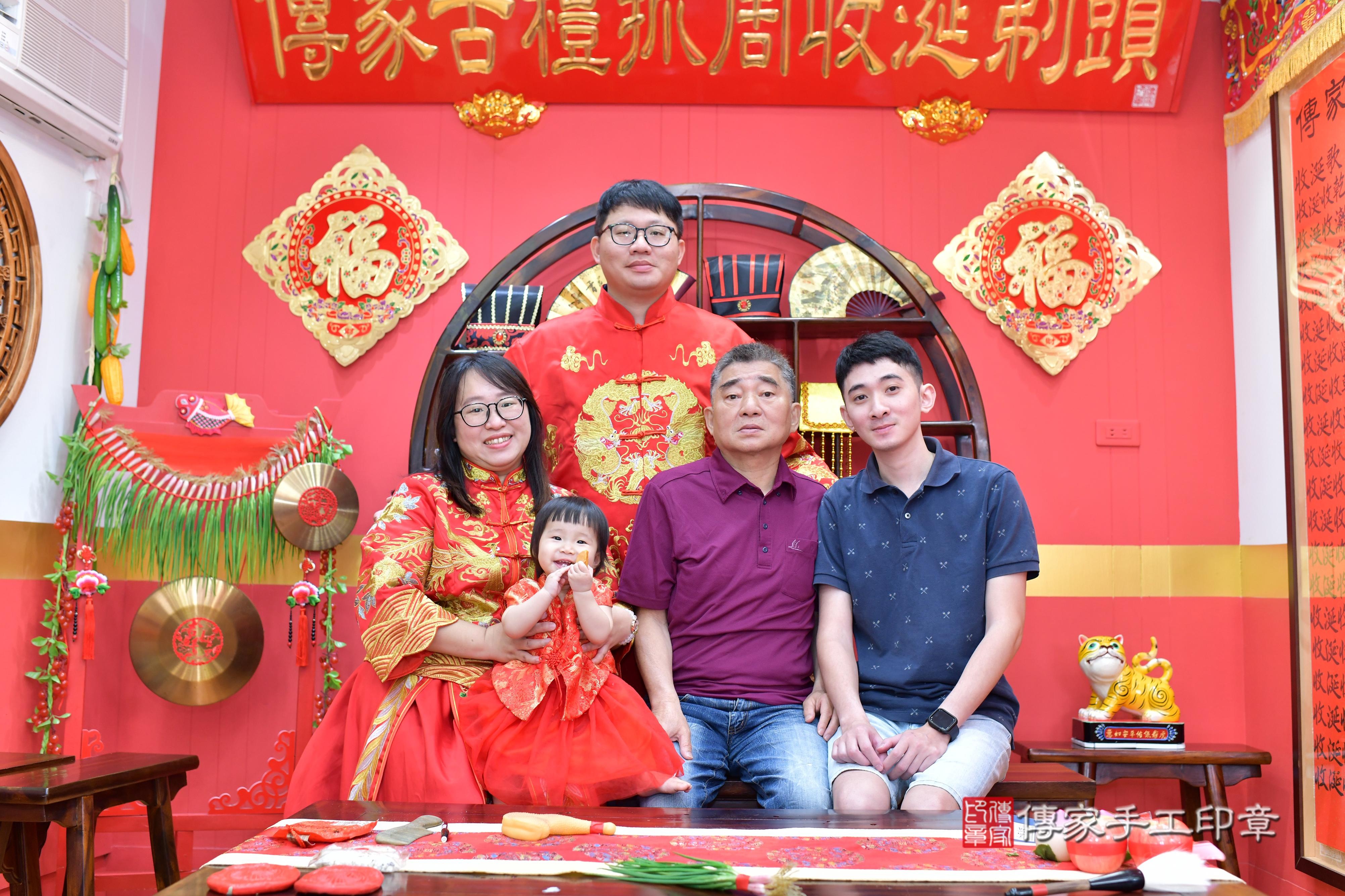 傳家手工印章桃園店、抓周、度脺、美式風會場、傳家嬰兒古禮、吉祥話、抓周道具物品24種、拍照。抓周證書。寶寶抓周、滿周歲、生日快樂、祝福
