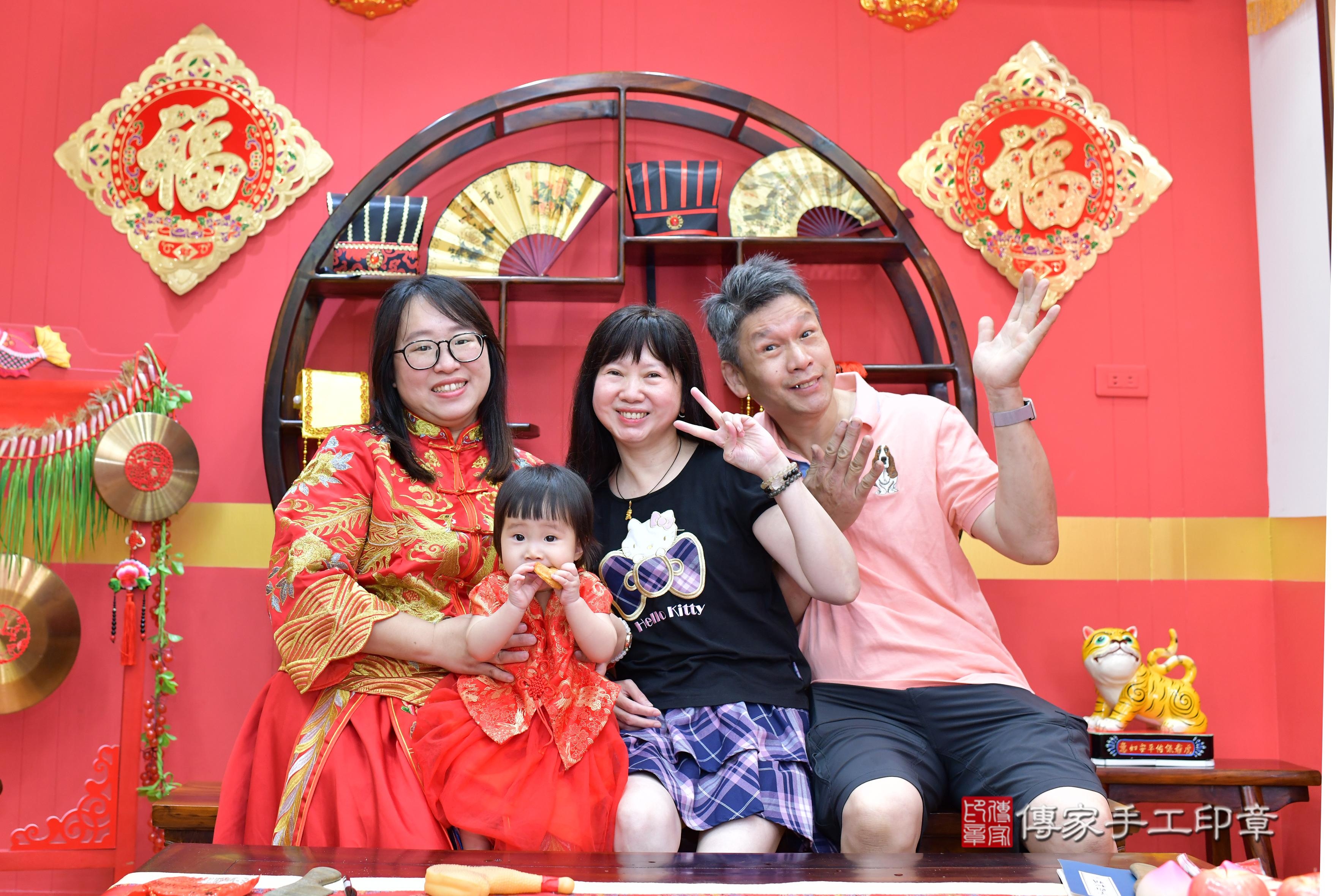 傳家手工印章桃園店、抓周、度脺、美式風會場、傳家嬰兒古禮、吉祥話、抓周道具物品24種、拍照。抓周證書。寶寶抓周、滿周歲、生日快樂、祝福