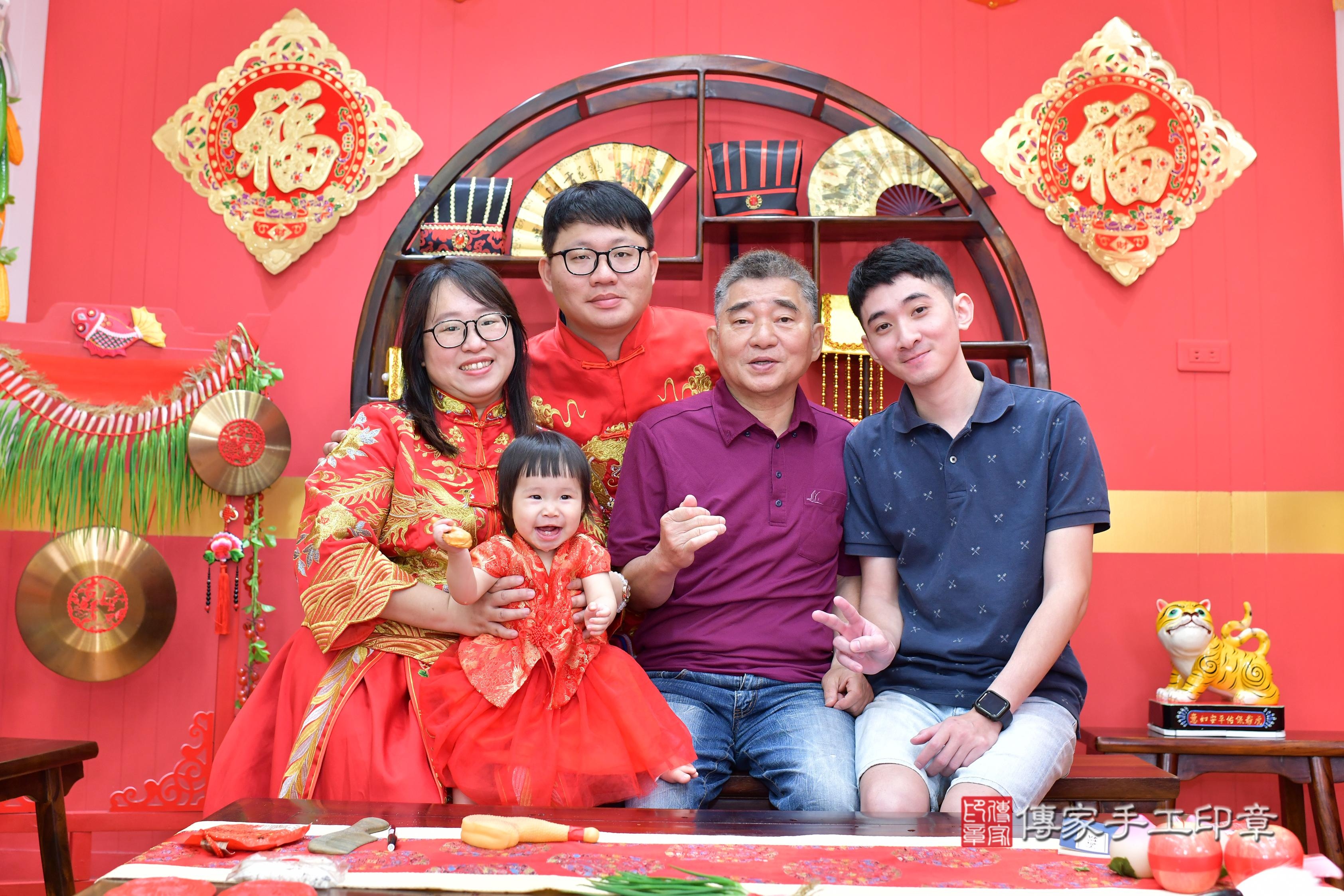 傳家手工印章桃園店、抓周、度脺、美式風會場、傳家嬰兒古禮、吉祥話、抓周道具物品24種、拍照。抓周證書。寶寶抓周、滿周歲、生日快樂、祝福