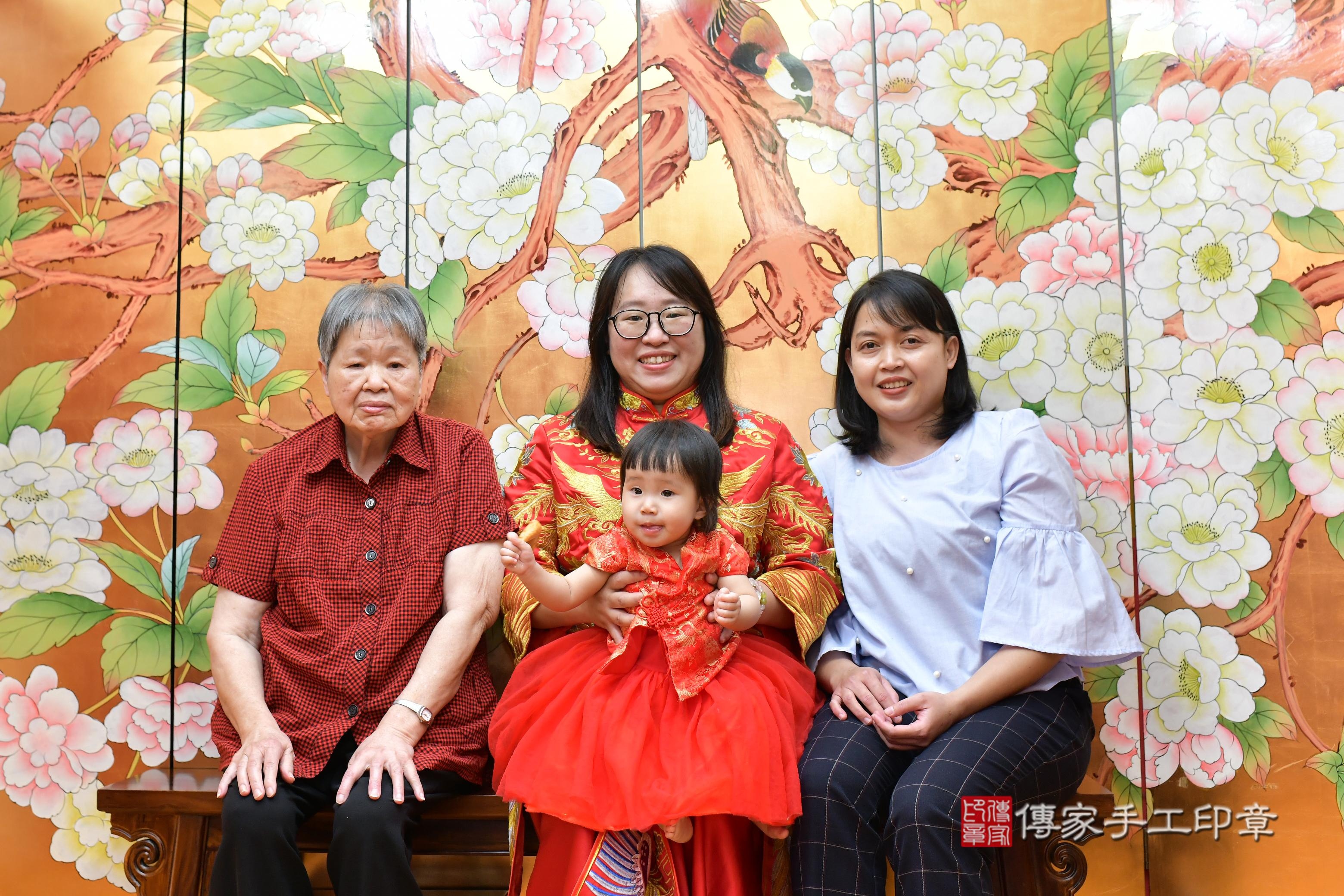 傳家手工印章桃園店、抓周、度脺、美式風會場、傳家嬰兒古禮、吉祥話、抓周道具物品24種、拍照。抓周證書。寶寶抓周、滿周歲、生日快樂、祝福