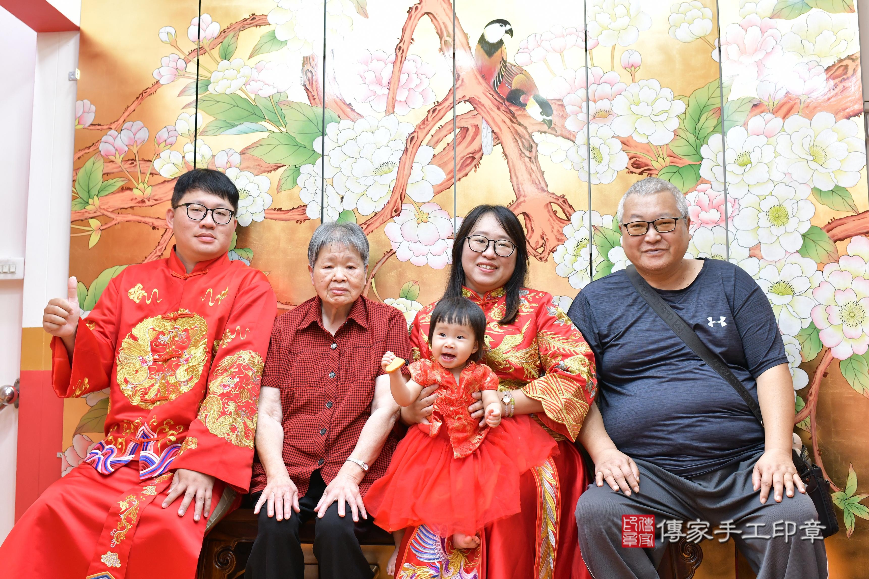 傳家手工印章桃園店、抓周、度脺、美式風會場、傳家嬰兒古禮、吉祥話、抓周道具物品24種、拍照。抓周證書。寶寶抓周、滿周歲、生日快樂、祝福