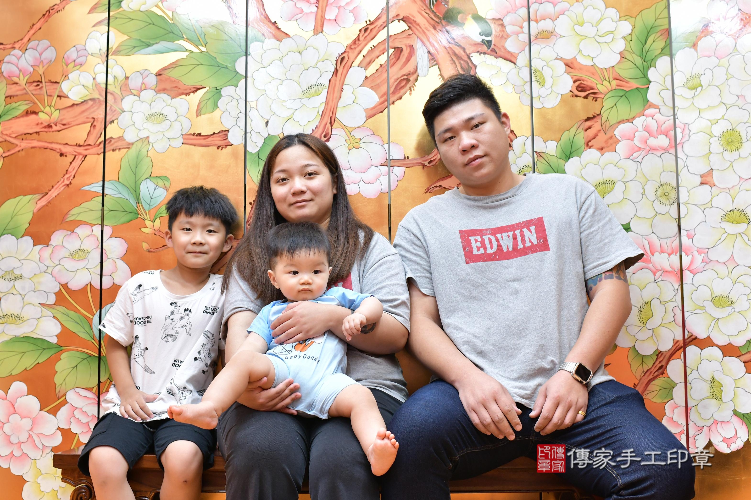 傳家手工印章桃園店、抓周、度脺、美式風會場、傳家嬰兒古禮、吉祥話、抓周道具物品24種、拍照。抓周證書。寶寶抓周、滿周歲、生日快樂、祝福