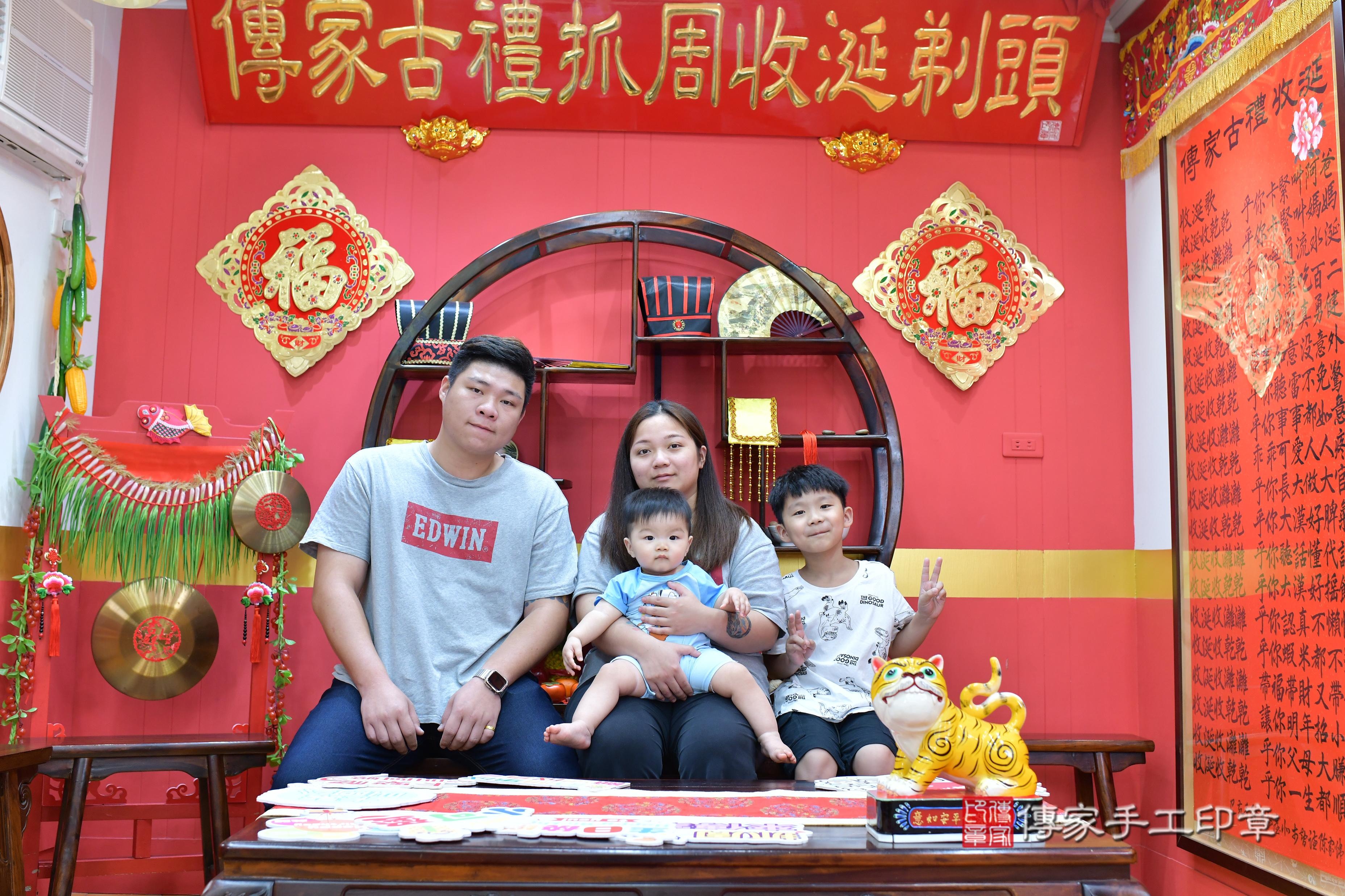 傳家手工印章桃園店、抓周、度脺、美式風會場、傳家嬰兒古禮、吉祥話、抓周道具物品24種、拍照。抓周證書。寶寶抓周、滿周歲、生日快樂、祝福
