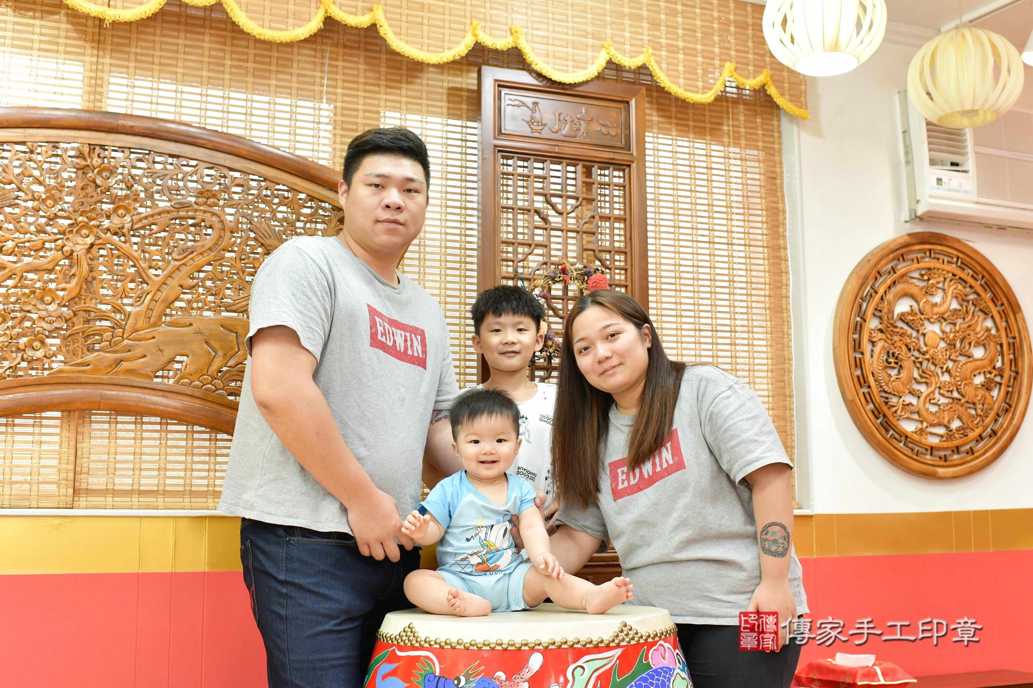 傳家手工印章桃園店、抓周、度脺、美式風會場、傳家嬰兒古禮、吉祥話、抓周道具物品24種、拍照。抓周證書。寶寶抓周、滿周歲、生日快樂、祝福