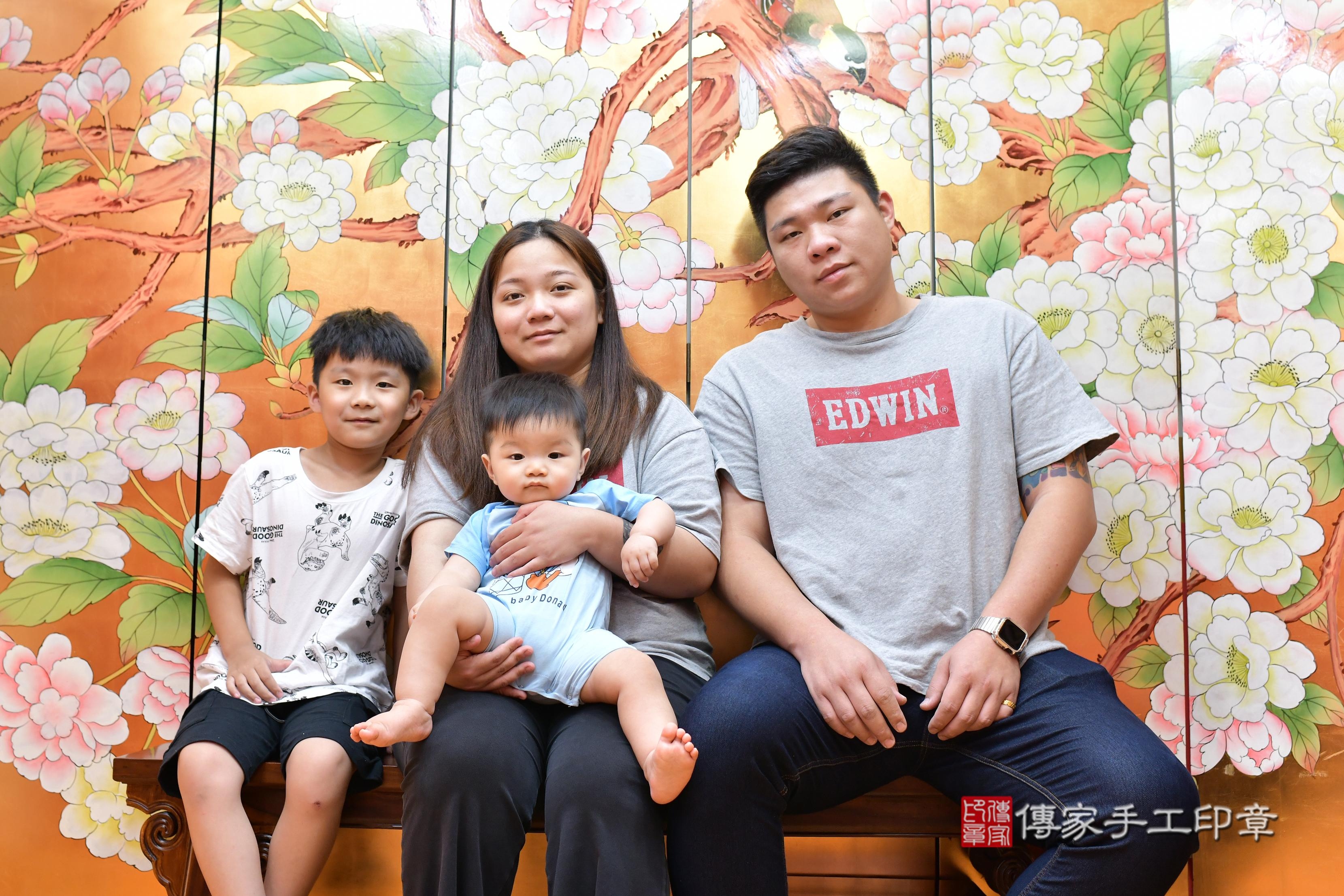 傳家手工印章桃園店、抓周、度脺、美式風會場、傳家嬰兒古禮、吉祥話、抓周道具物品24種、拍照。抓周證書。寶寶抓周、滿周歲、生日快樂、祝福