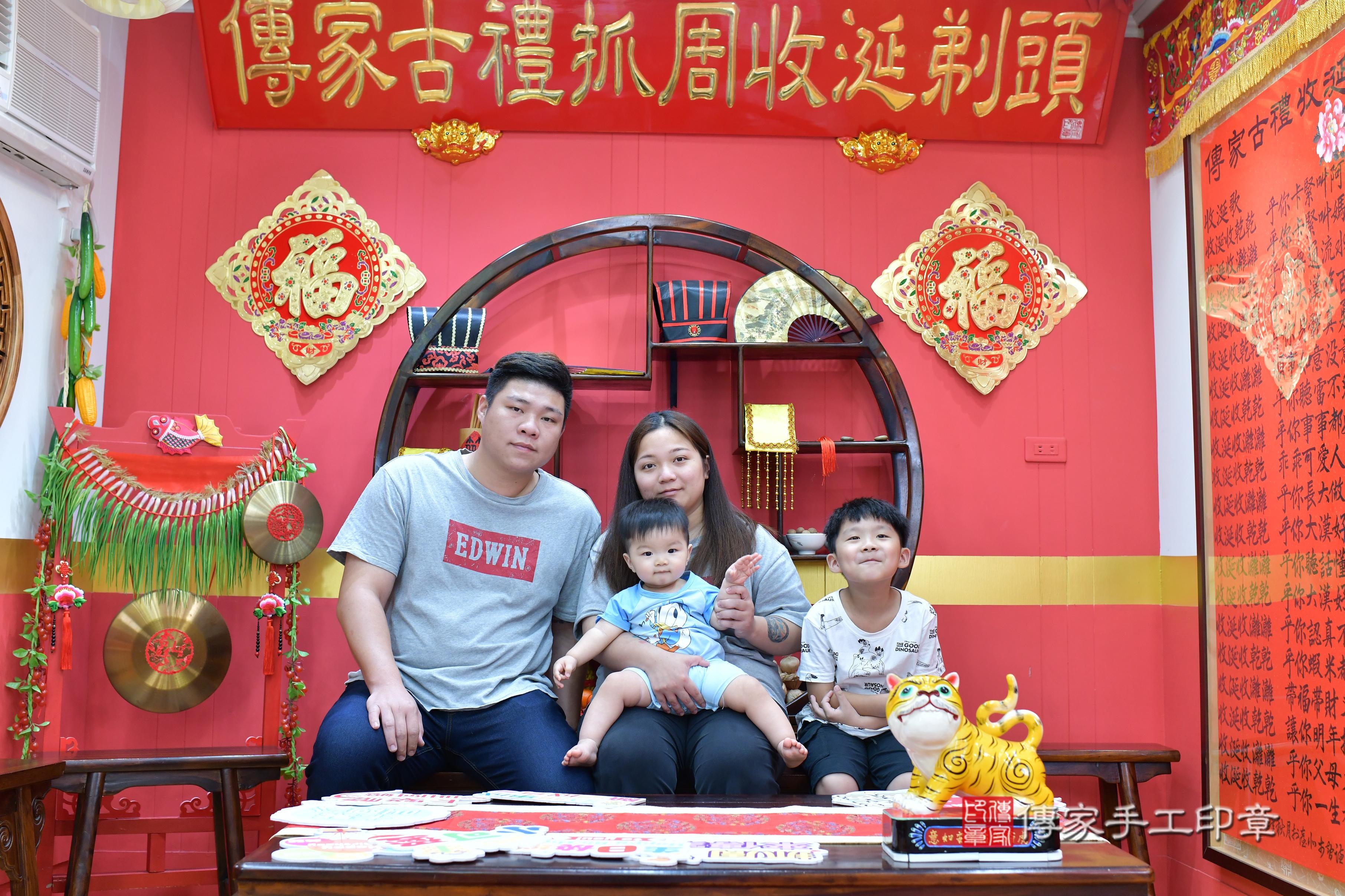 傳家手工印章桃園店、抓周、度脺、美式風會場、傳家嬰兒古禮、吉祥話、抓周道具物品24種、拍照。抓周證書。寶寶抓周、滿周歲、生日快樂、祝福