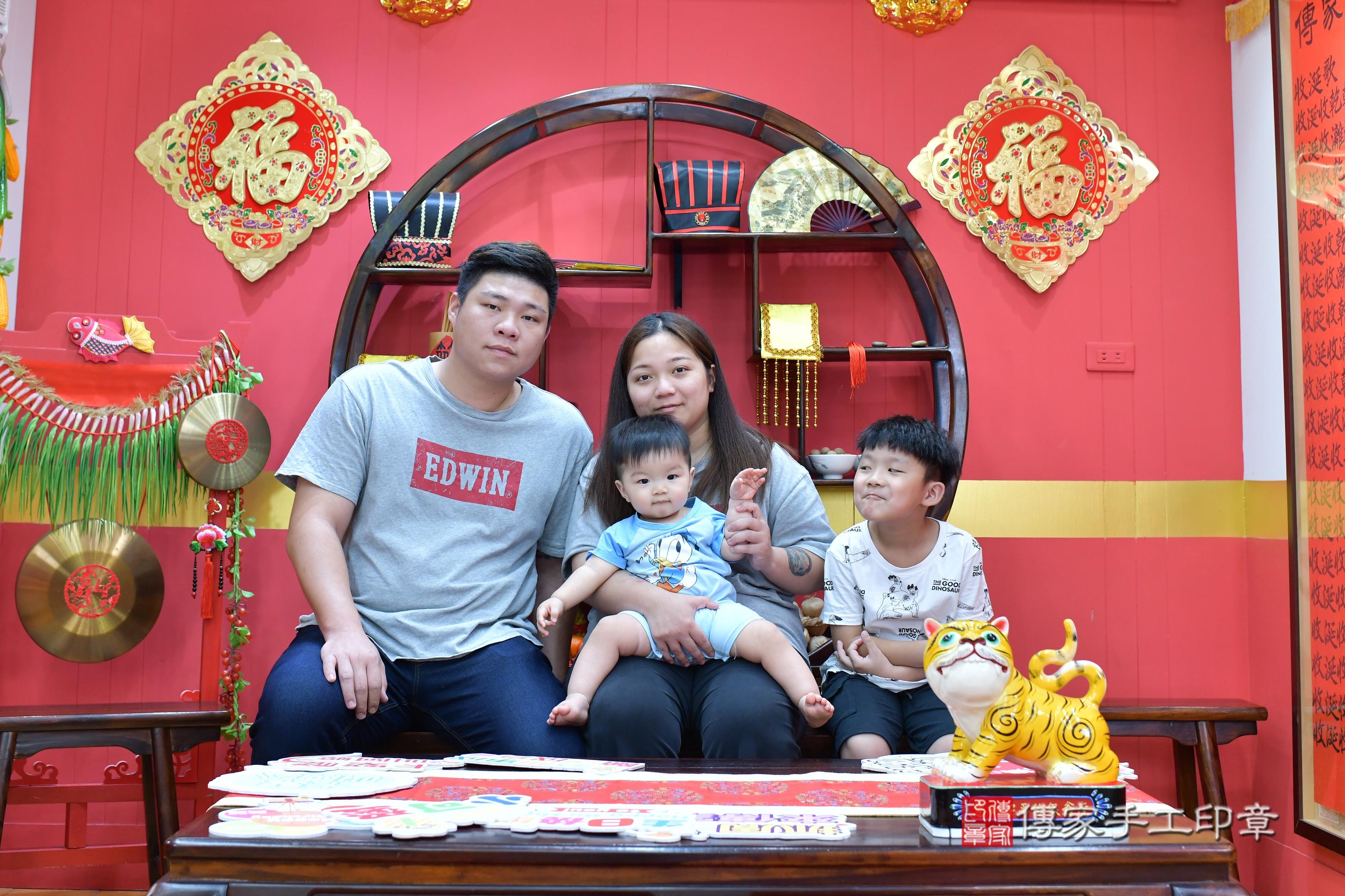 傳家手工印章桃園店、抓周、度脺、美式風會場、傳家嬰兒古禮、吉祥話、抓周道具物品24種、拍照。抓周證書。寶寶抓周、滿周歲、生日快樂、祝福