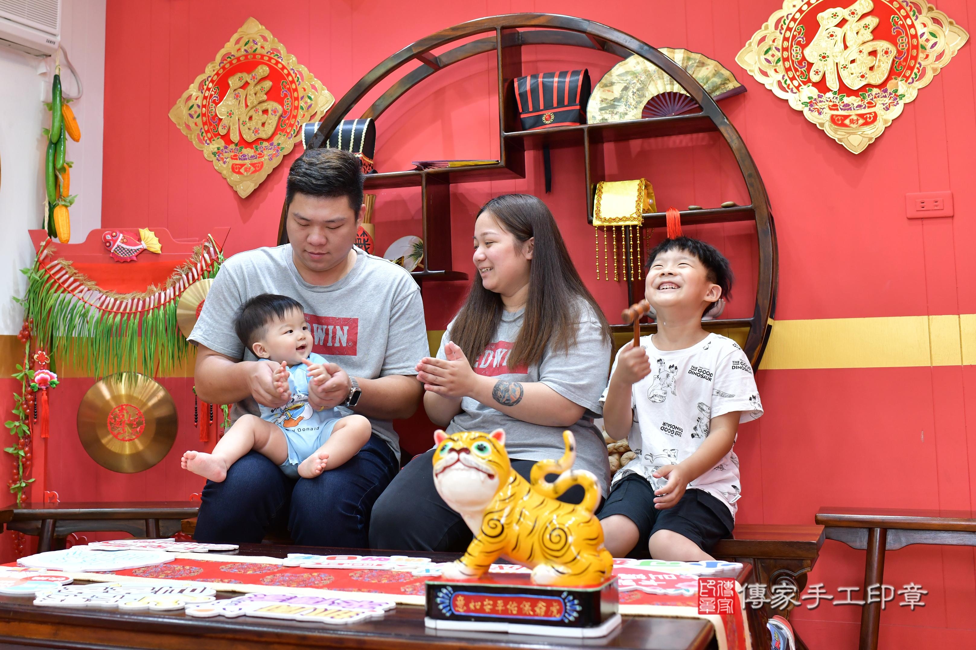 傳家手工印章桃園店、抓周、度脺、美式風會場、傳家嬰兒古禮、吉祥話、抓周道具物品24種、拍照。抓周證書。寶寶抓周、滿周歲、生日快樂、祝福