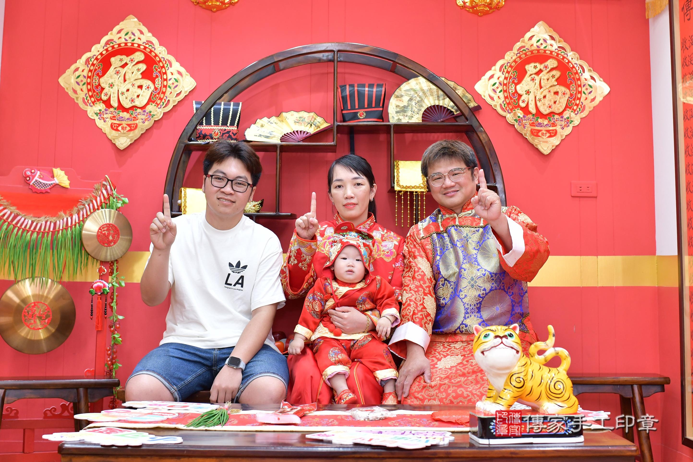 傳家手工印章桃園店、抓周、度脺、美式風會場、傳家嬰兒古禮、吉祥話、抓周道具物品24種、拍照。抓周證書。寶寶抓周、滿周歲、生日快樂、祝福