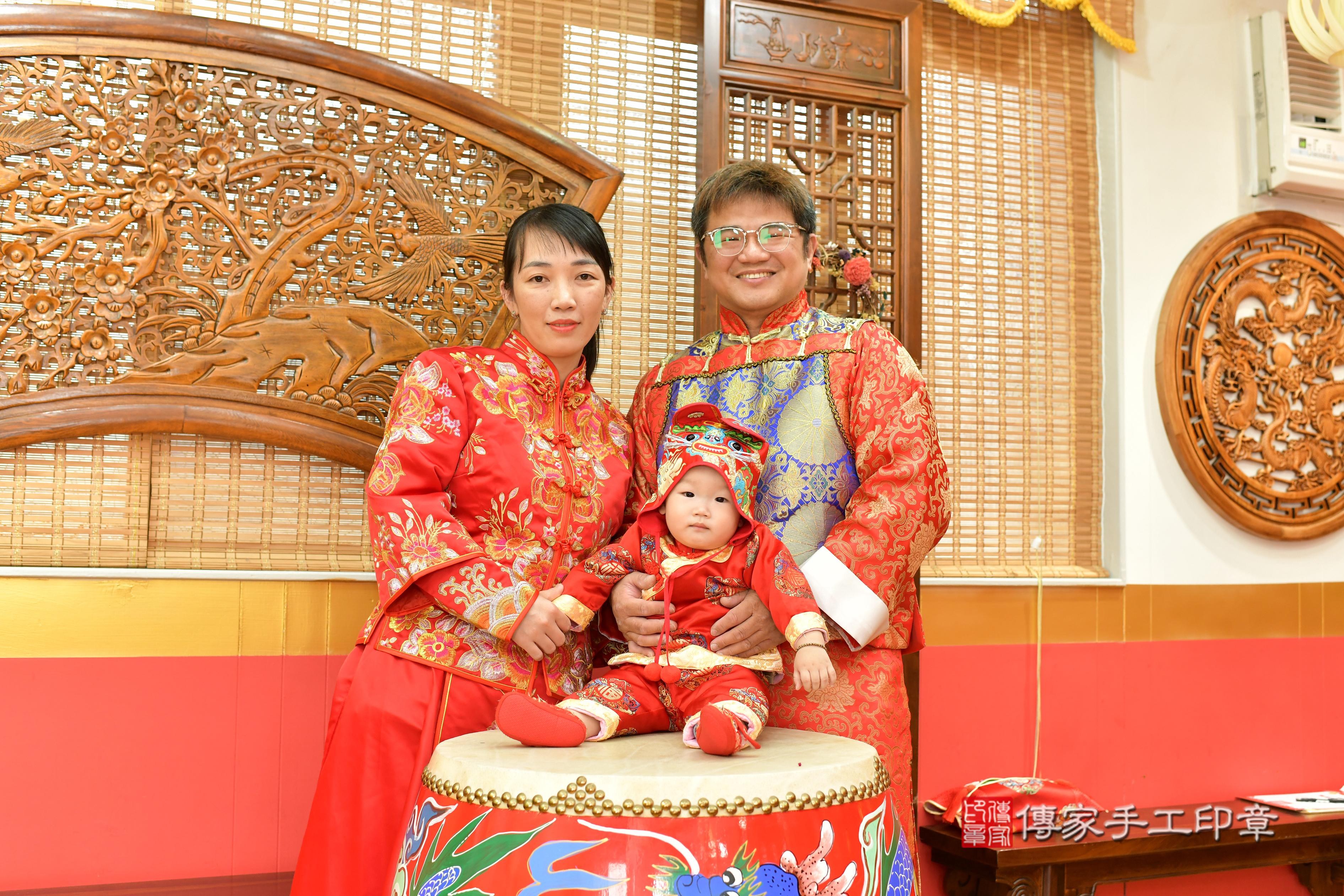 傳家手工印章桃園店、抓周、度脺、美式風會場、傳家嬰兒古禮、吉祥話、抓周道具物品24種、拍照。抓周證書。寶寶抓周、滿周歲、生日快樂、祝福
