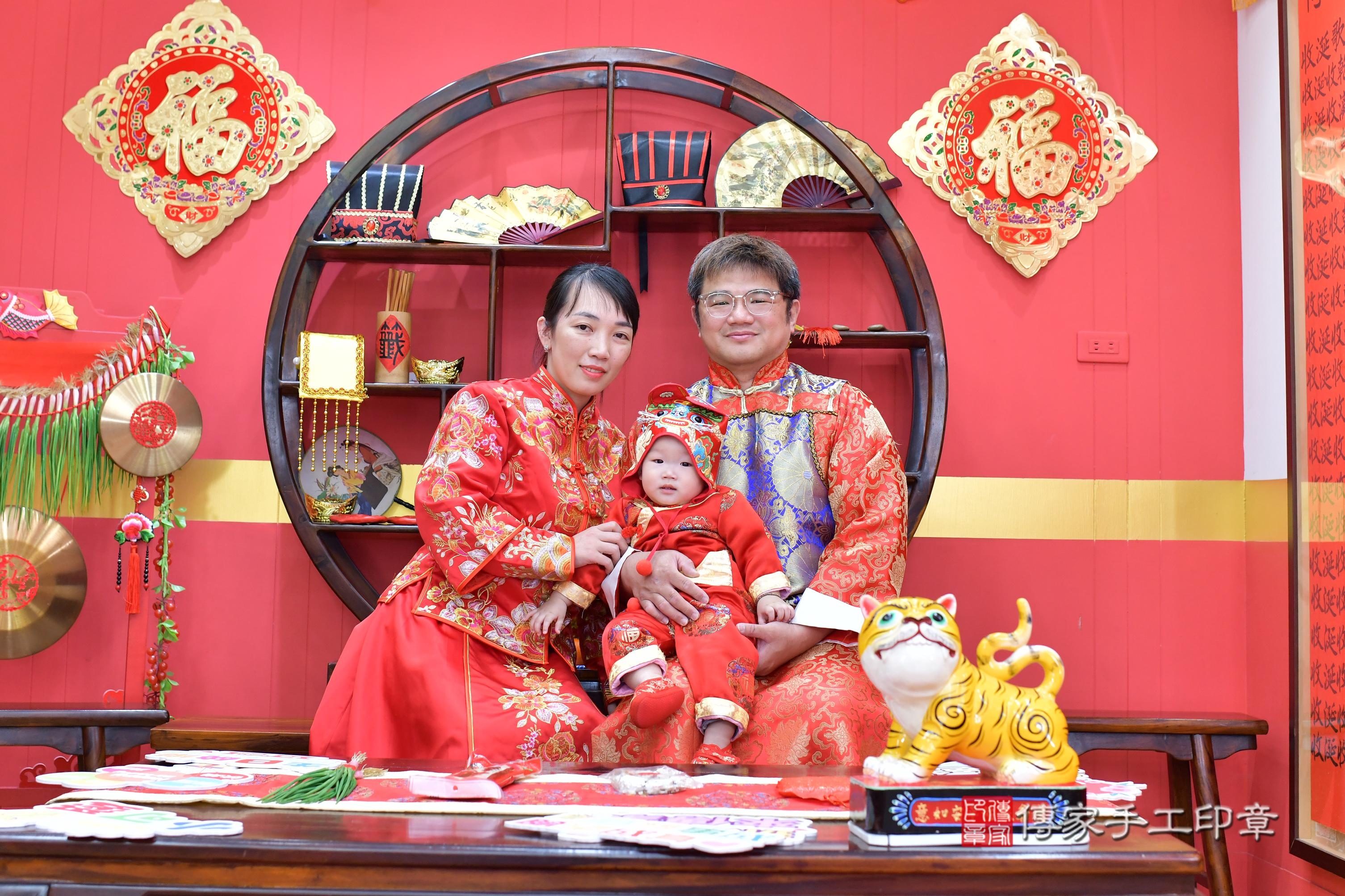 傳家手工印章桃園店、抓周、度脺、美式風會場、傳家嬰兒古禮、吉祥話、抓周道具物品24種、拍照。抓周證書。寶寶抓周、滿周歲、生日快樂、祝福