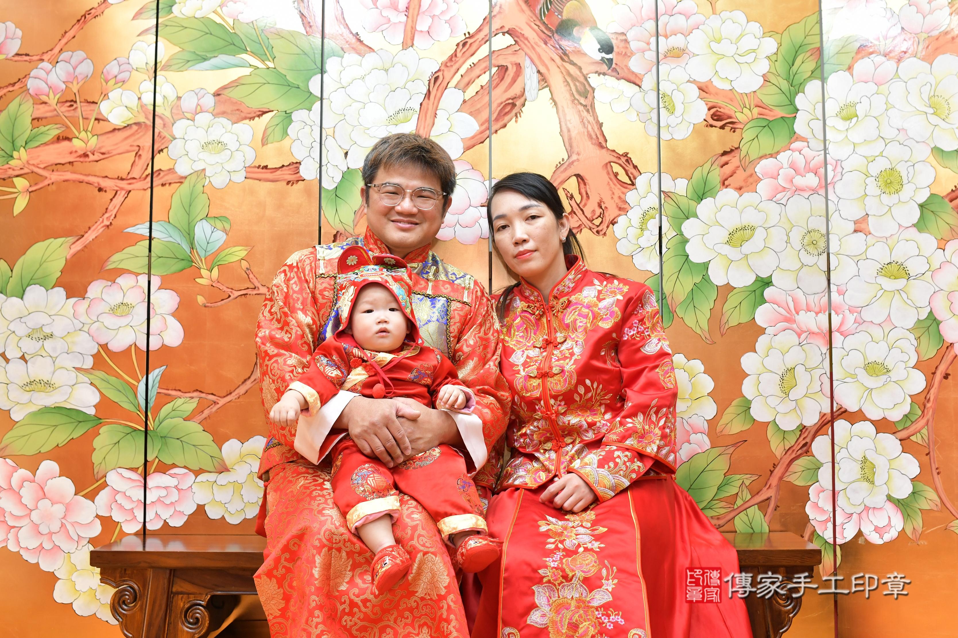 傳家手工印章桃園店、抓周、度脺、美式風會場、傳家嬰兒古禮、吉祥話、抓周道具物品24種、拍照。抓周證書。寶寶抓周、滿周歲、生日快樂、祝福