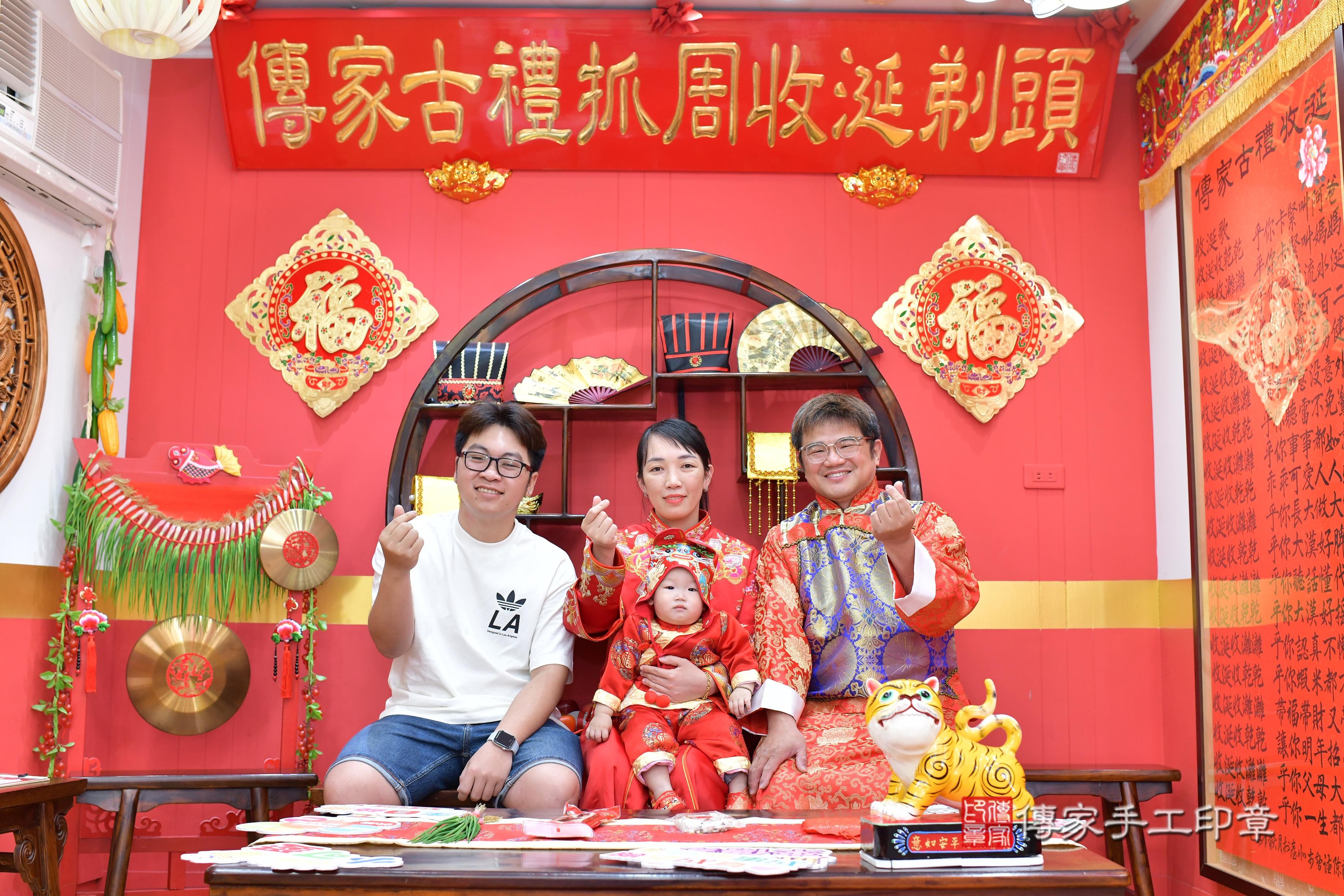 傳家手工印章桃園店、抓周、度脺、美式風會場、傳家嬰兒古禮、吉祥話、抓周道具物品24種、拍照。抓周證書。寶寶抓周、滿周歲、生日快樂、祝福