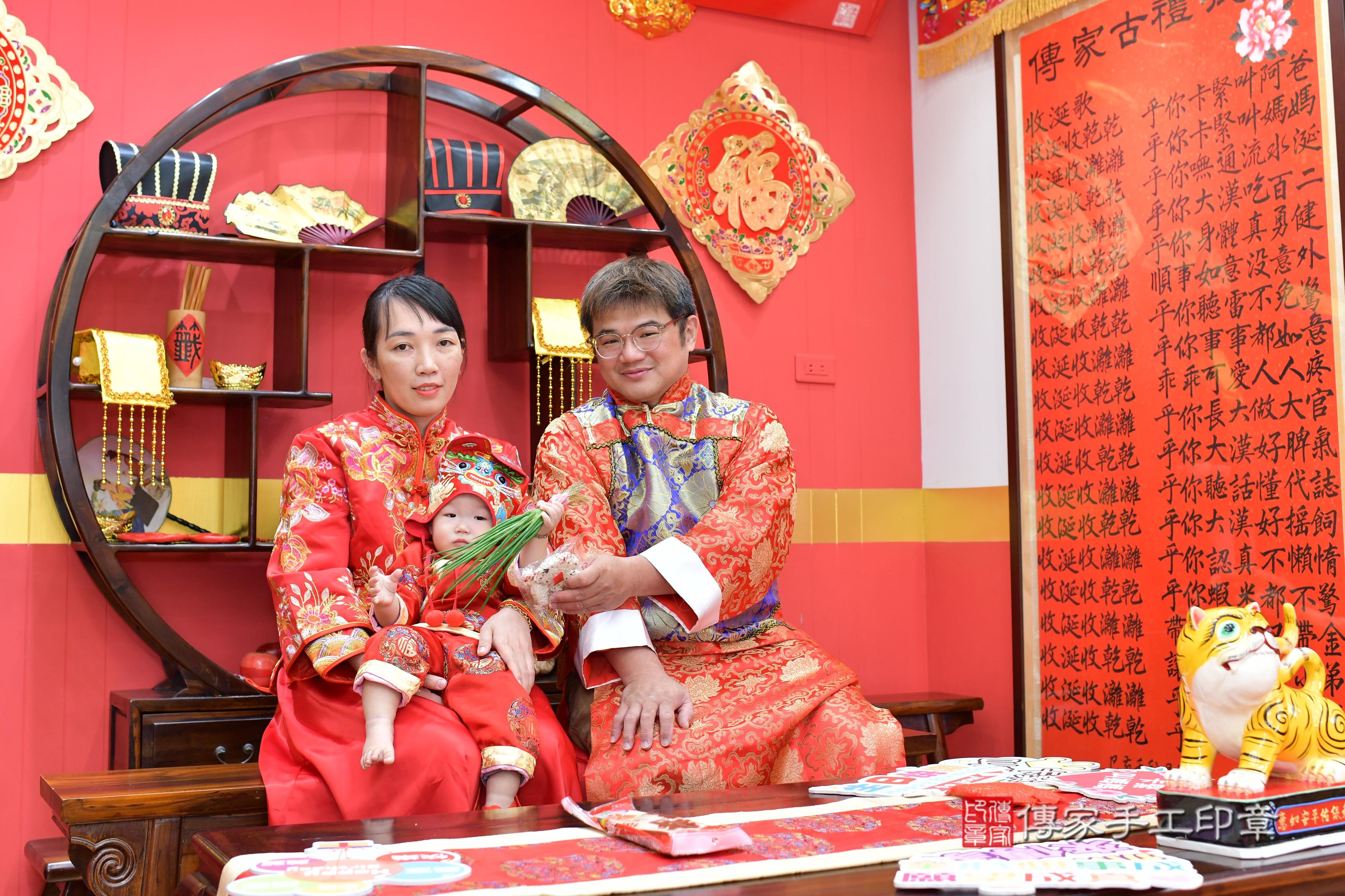 傳家手工印章桃園店、抓周、度脺、美式風會場、傳家嬰兒古禮、吉祥話、抓周道具物品24種、拍照。抓周證書。寶寶抓周、滿周歲、生日快樂、祝福