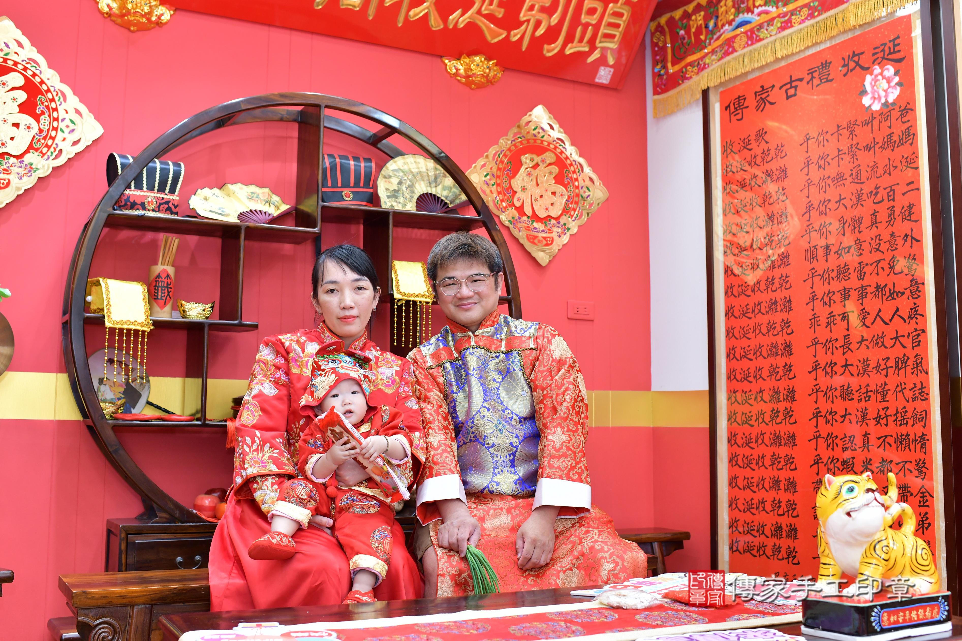 傳家手工印章桃園店、抓周、度脺、美式風會場、傳家嬰兒古禮、吉祥話、抓周道具物品24種、拍照。抓周證書。寶寶抓周、滿周歲、生日快樂、祝福