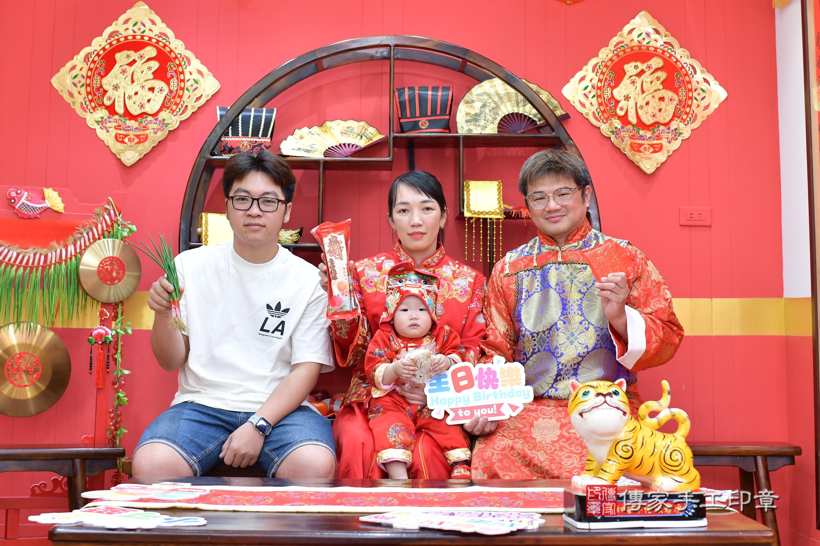 傳家手工印章桃園店、抓周、度脺、美式風會場、傳家嬰兒古禮、吉祥話、抓周道具物品24種、拍照。抓周證書。寶寶抓周、滿周歲、生日快樂、祝福