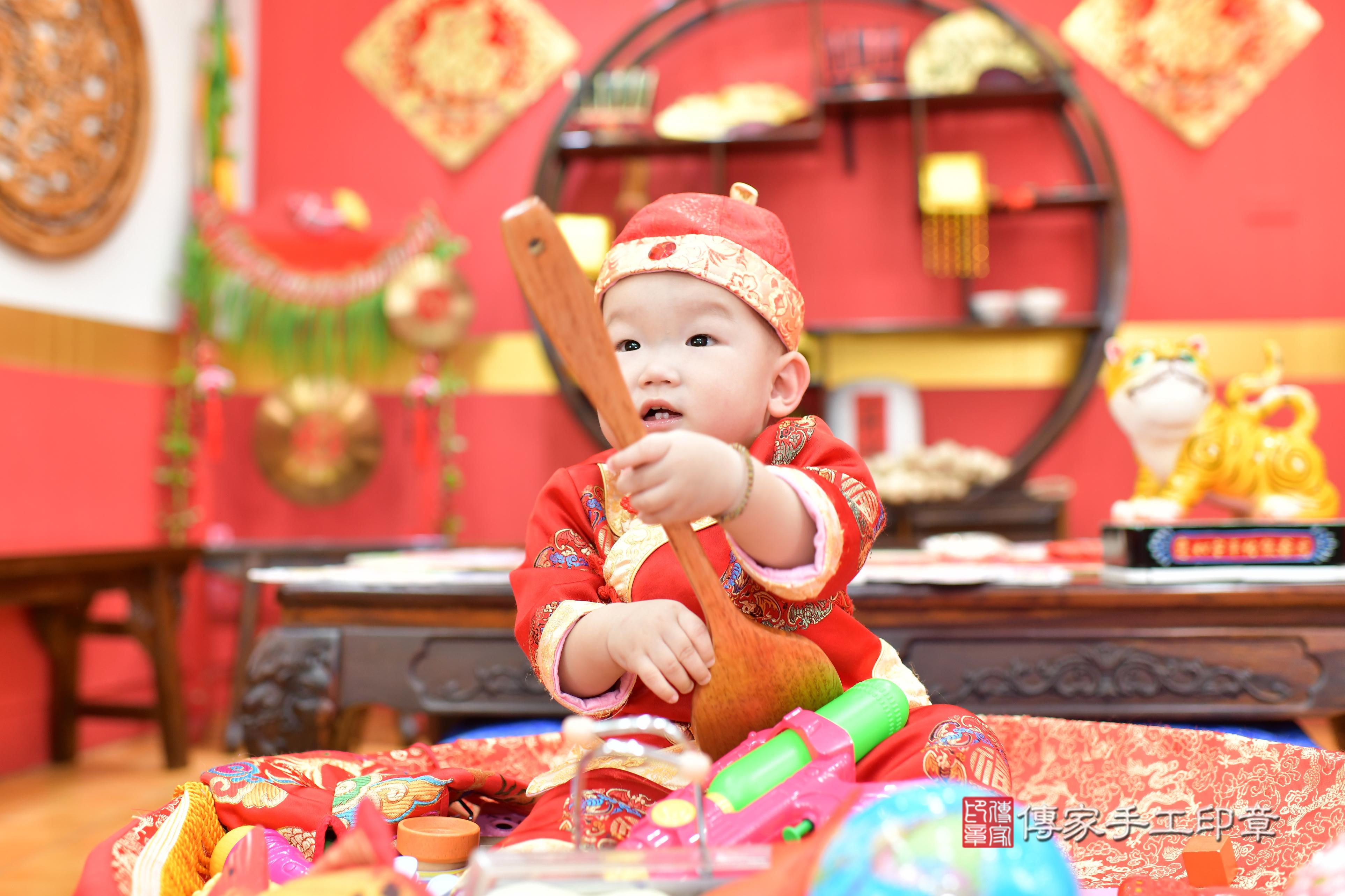 傳家手工印章桃園店、抓周、度脺、美式風會場、傳家嬰兒古禮、吉祥話、抓周道具物品24種、拍照。抓周證書。寶寶抓周、滿周歲、生日快樂、祝福