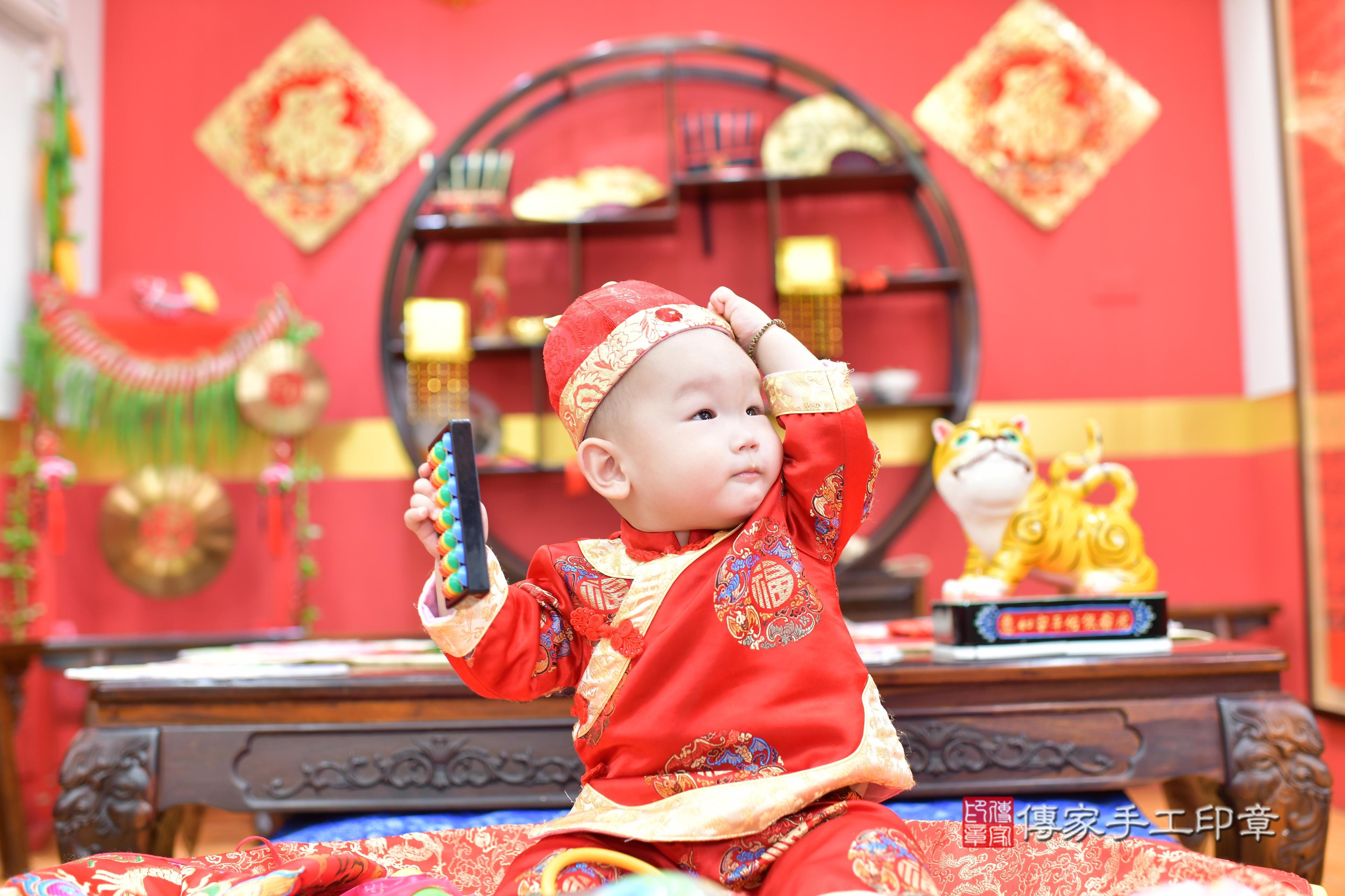 傳家手工印章桃園店、抓周、度脺、美式風會場、傳家嬰兒古禮、吉祥話、抓周道具物品24種、拍照。抓周證書。寶寶抓周、滿周歲、生日快樂、祝福