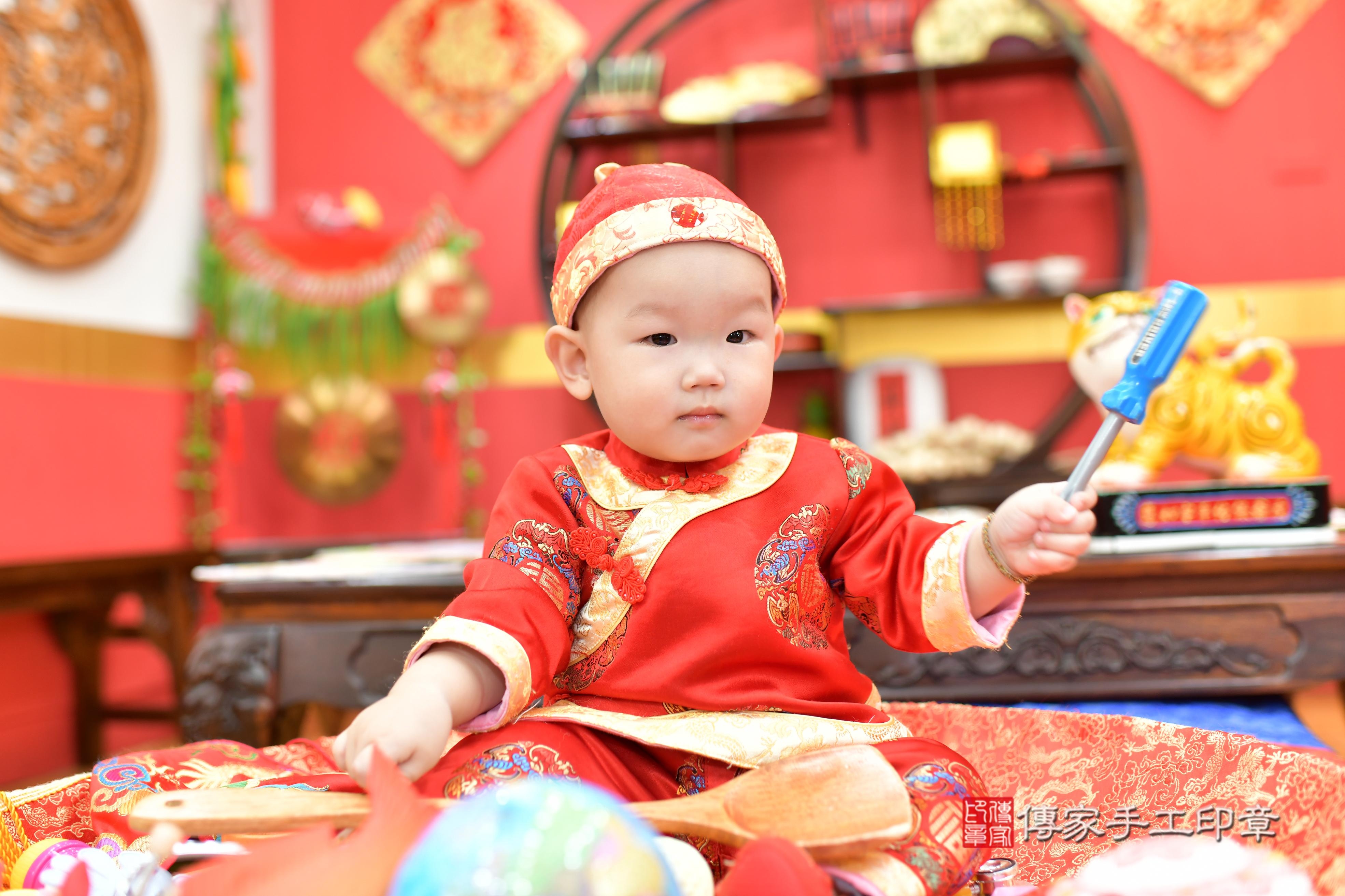 傳家手工印章桃園店、抓周、度脺、美式風會場、傳家嬰兒古禮、吉祥話、抓周道具物品24種、拍照。抓周證書。寶寶抓周、滿周歲、生日快樂、祝福