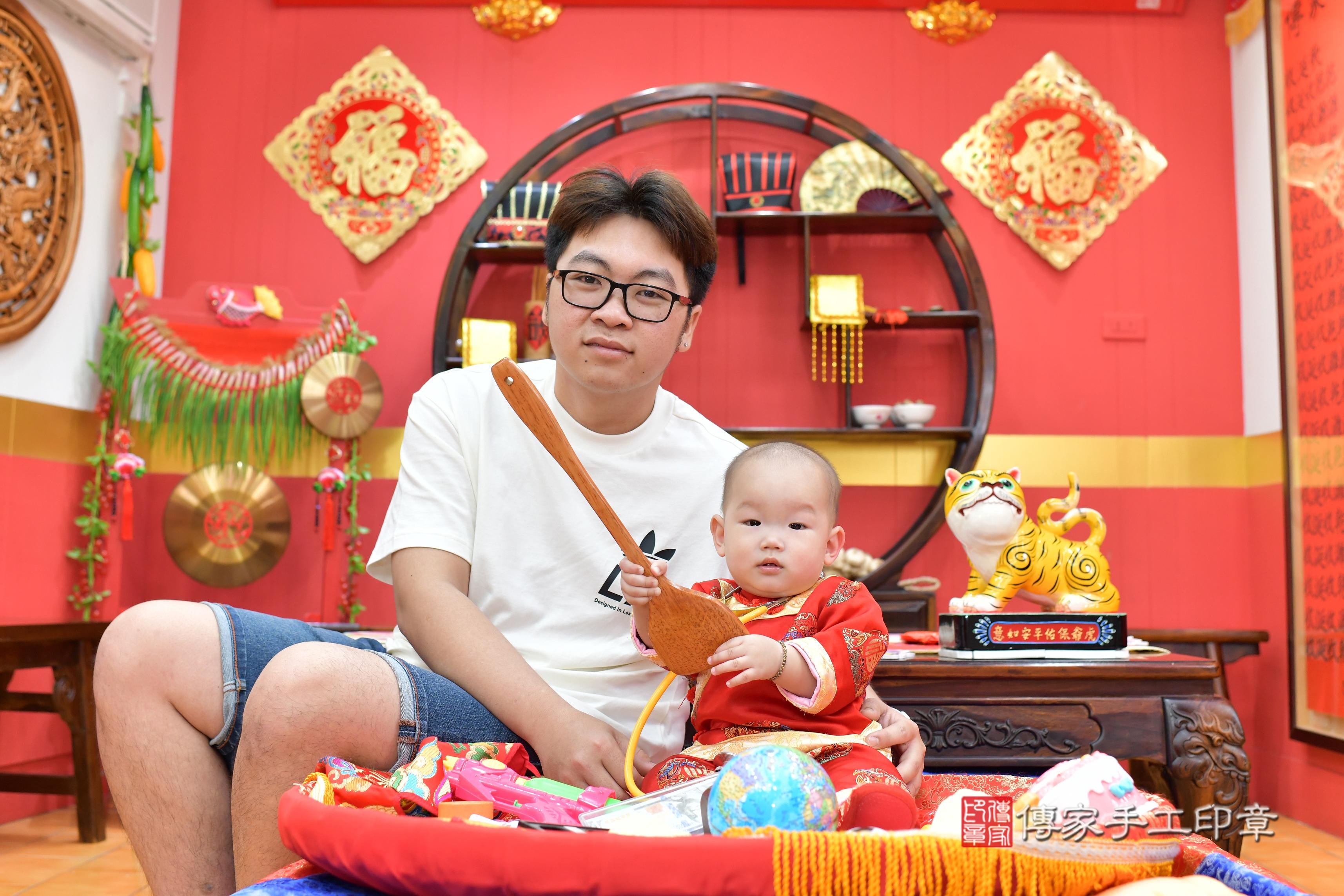 傳家手工印章桃園店、抓周、度脺、美式風會場、傳家嬰兒古禮、吉祥話、抓周道具物品24種、拍照。抓周證書。寶寶抓周、滿周歲、生日快樂、祝福