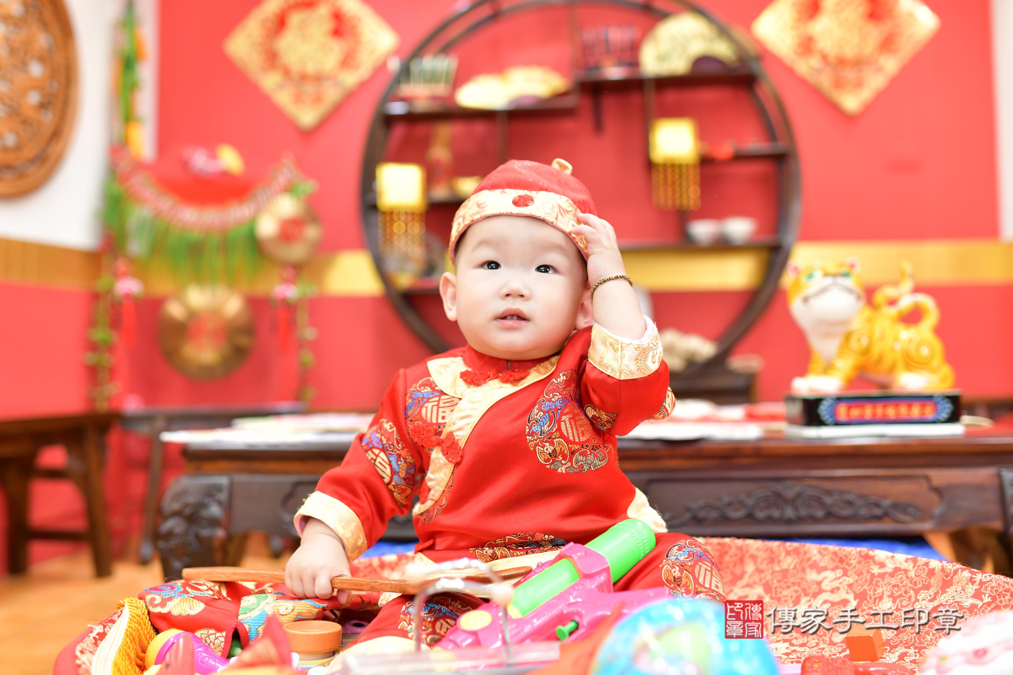 傳家手工印章桃園店、抓周、度脺、美式風會場、傳家嬰兒古禮、吉祥話、抓周道具物品24種、拍照。抓周證書。寶寶抓周、滿周歲、生日快樂、祝福