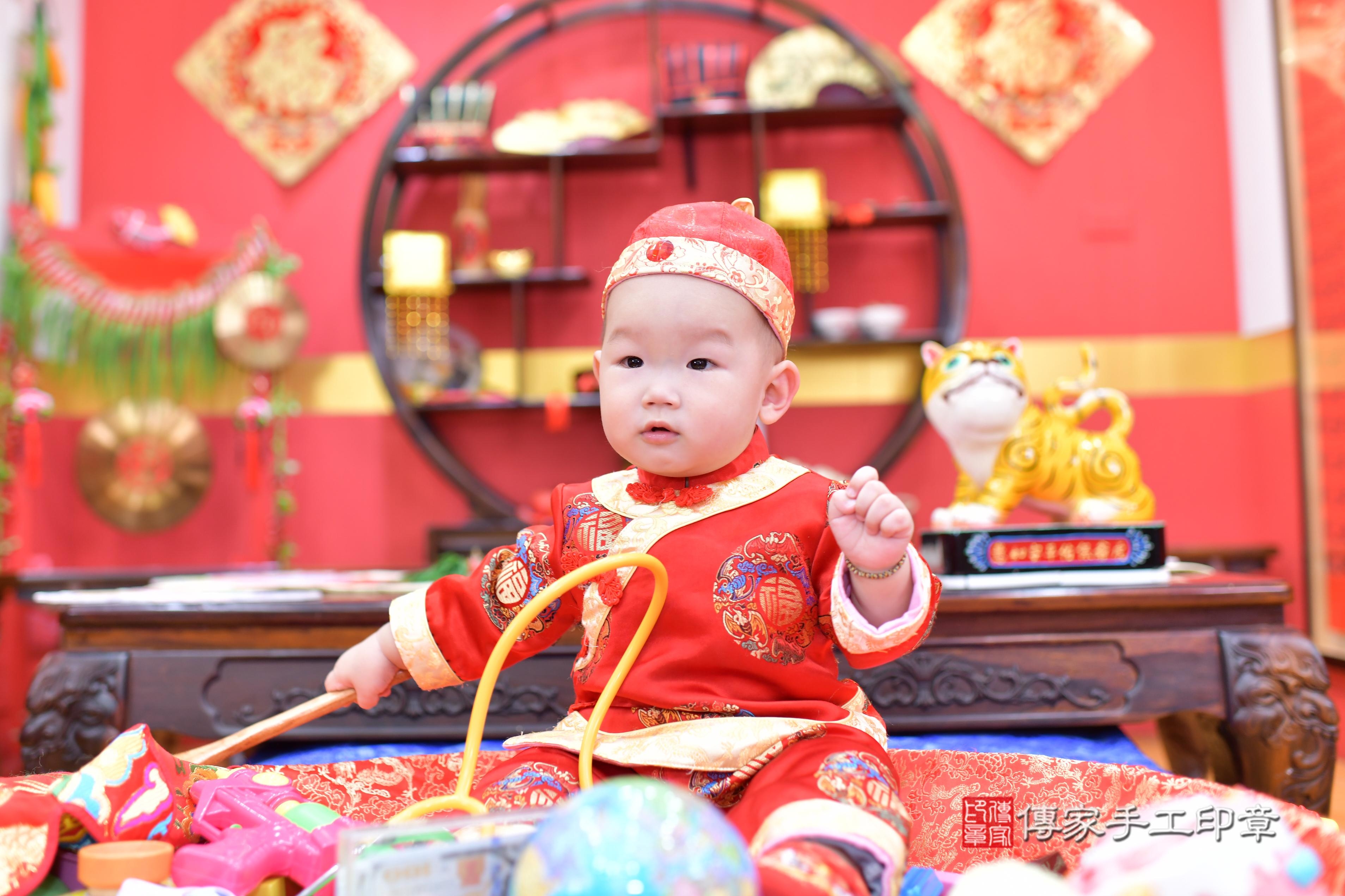 傳家手工印章桃園店、抓周、度脺、美式風會場、傳家嬰兒古禮、吉祥話、抓周道具物品24種、拍照。抓周證書。寶寶抓周、滿周歲、生日快樂、祝福