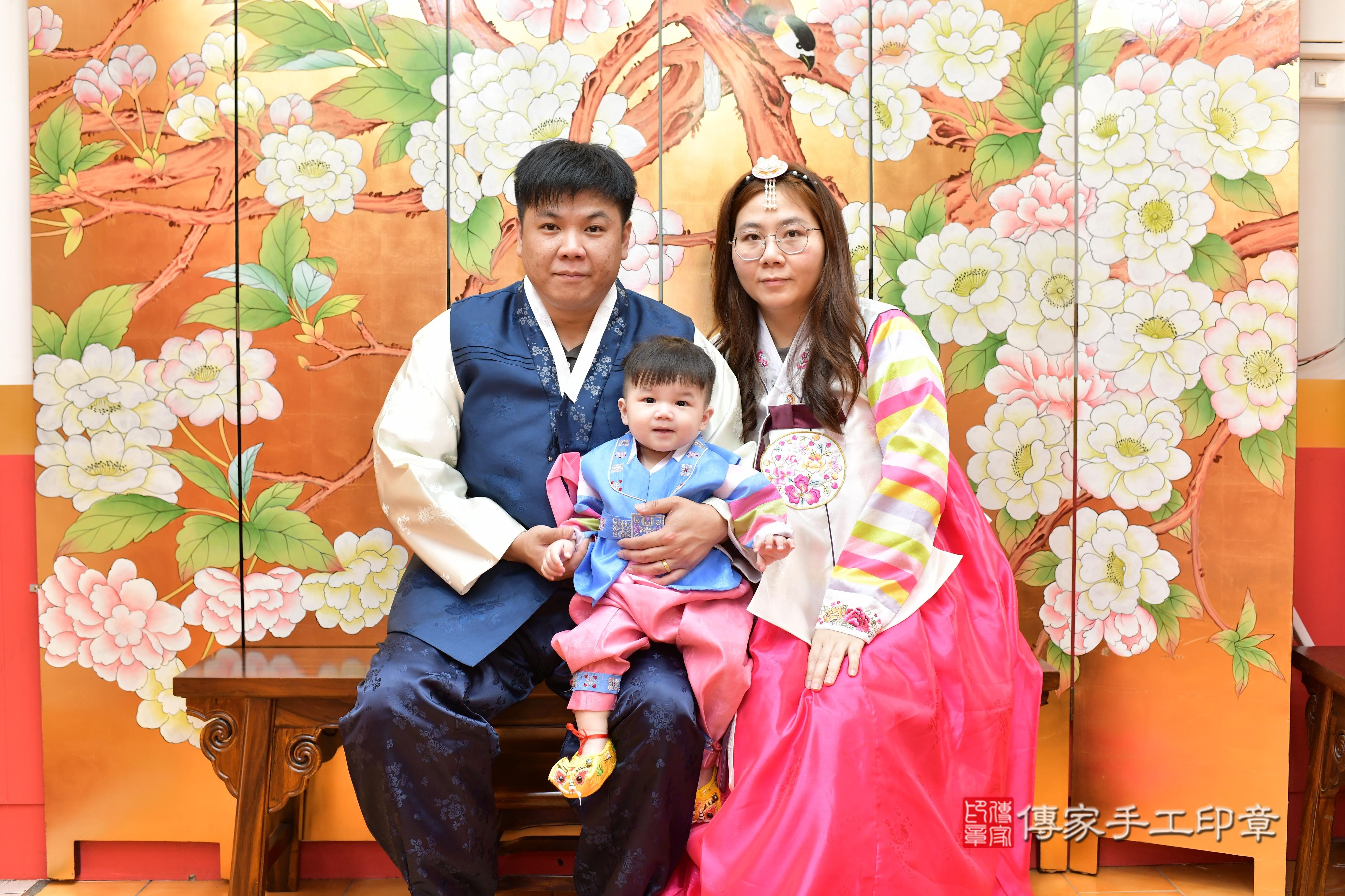傳家手工印章桃園店、抓周、度脺、美式風會場、傳家嬰兒古禮、吉祥話、抓周道具物品24種、拍照。抓周證書。寶寶抓周、滿周歲、生日快樂、祝福
