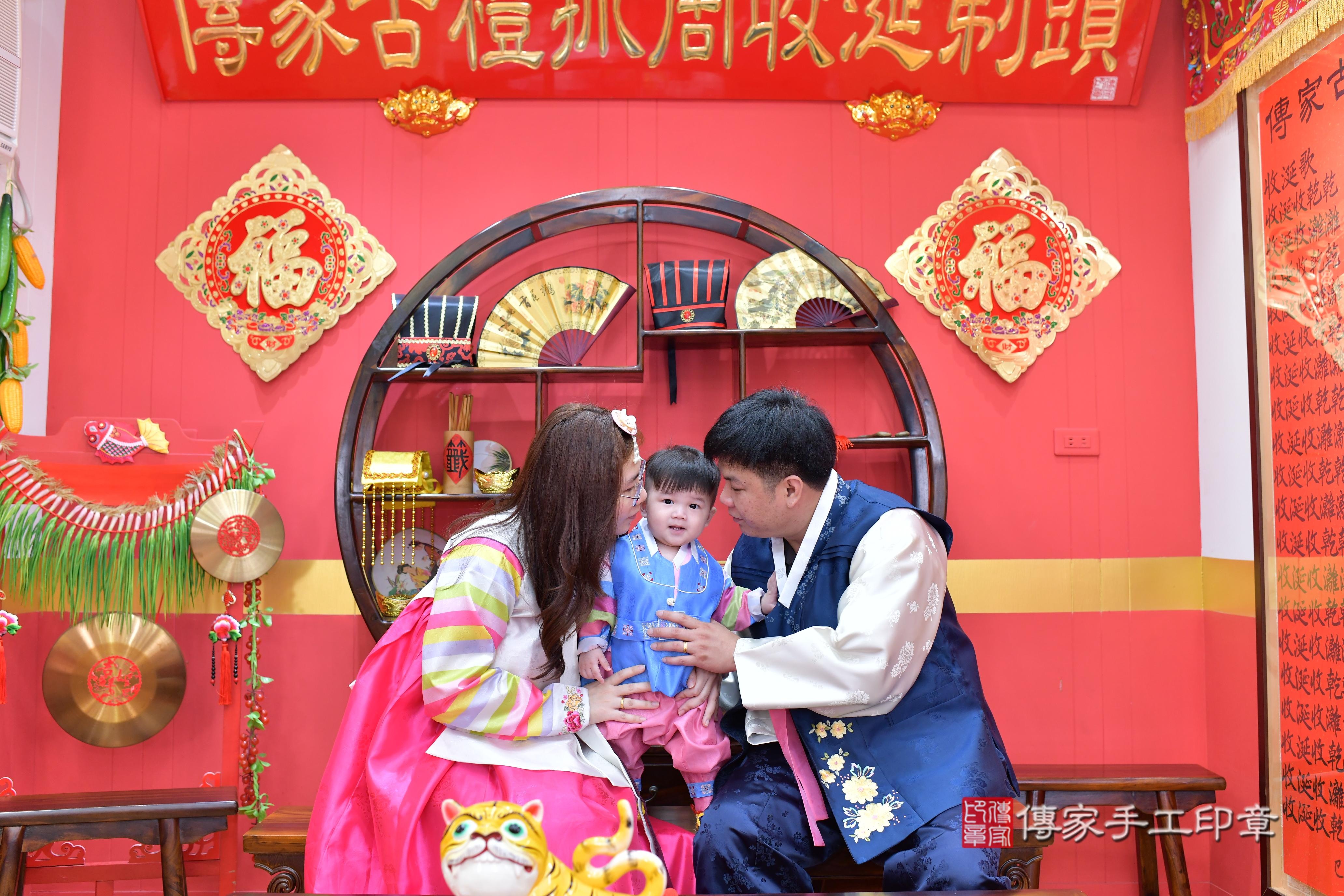 傳家手工印章桃園店、抓周、度脺、美式風會場、傳家嬰兒古禮、吉祥話、抓周道具物品24種、拍照。抓周證書。寶寶抓周、滿周歲、生日快樂、祝福
