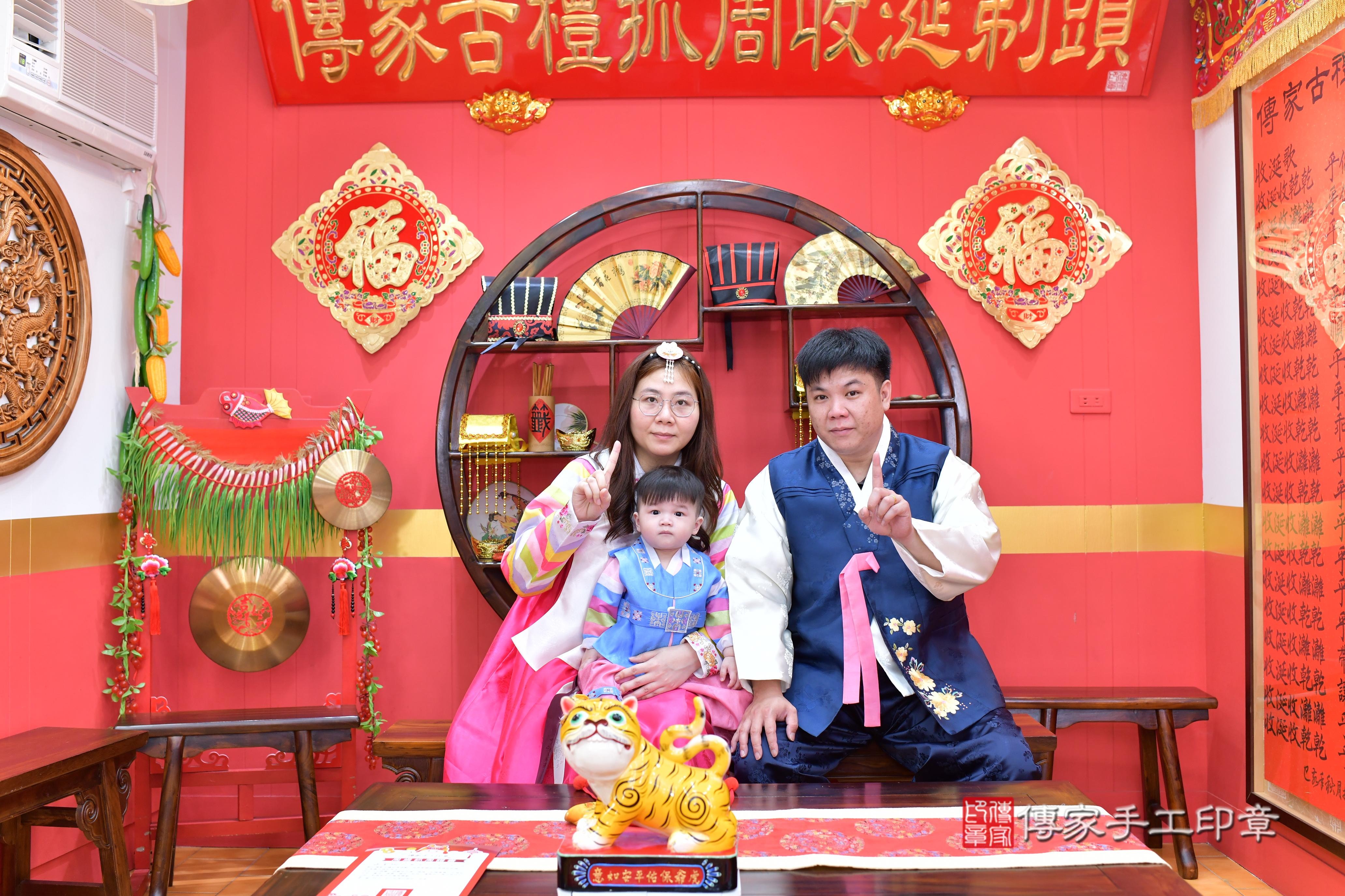 傳家手工印章桃園店、抓周、度脺、美式風會場、傳家嬰兒古禮、吉祥話、抓周道具物品24種、拍照。抓周證書。寶寶抓周、滿周歲、生日快樂、祝福