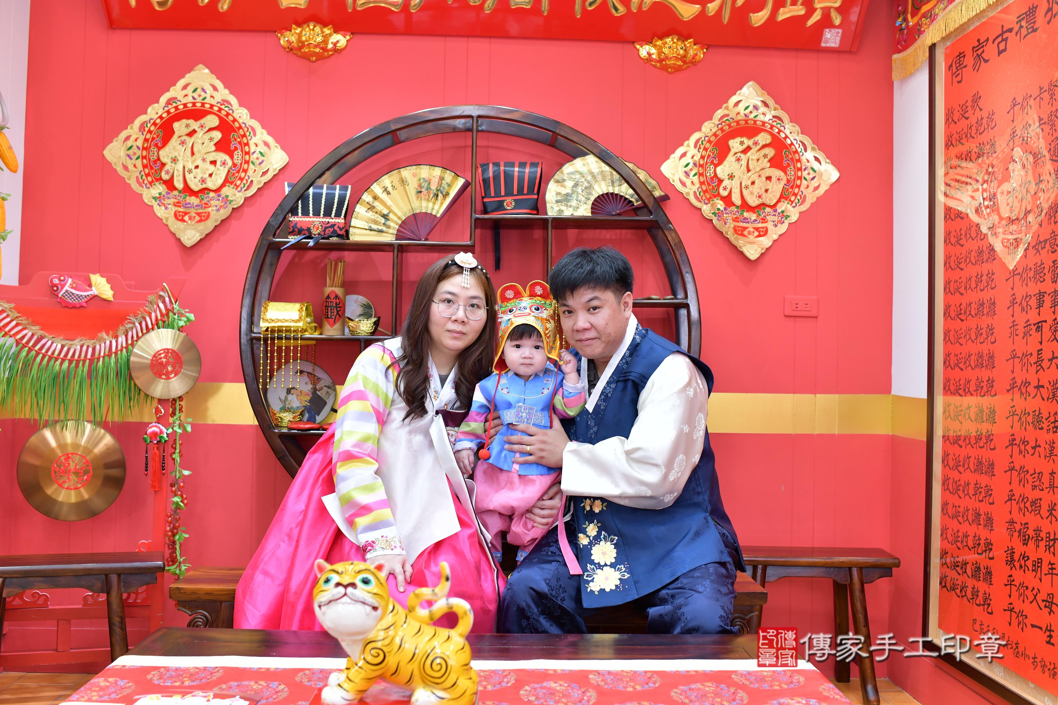 傳家手工印章桃園店、抓周、度脺、美式風會場、傳家嬰兒古禮、吉祥話、抓周道具物品24種、拍照。抓周證書。寶寶抓周、滿周歲、生日快樂、祝福