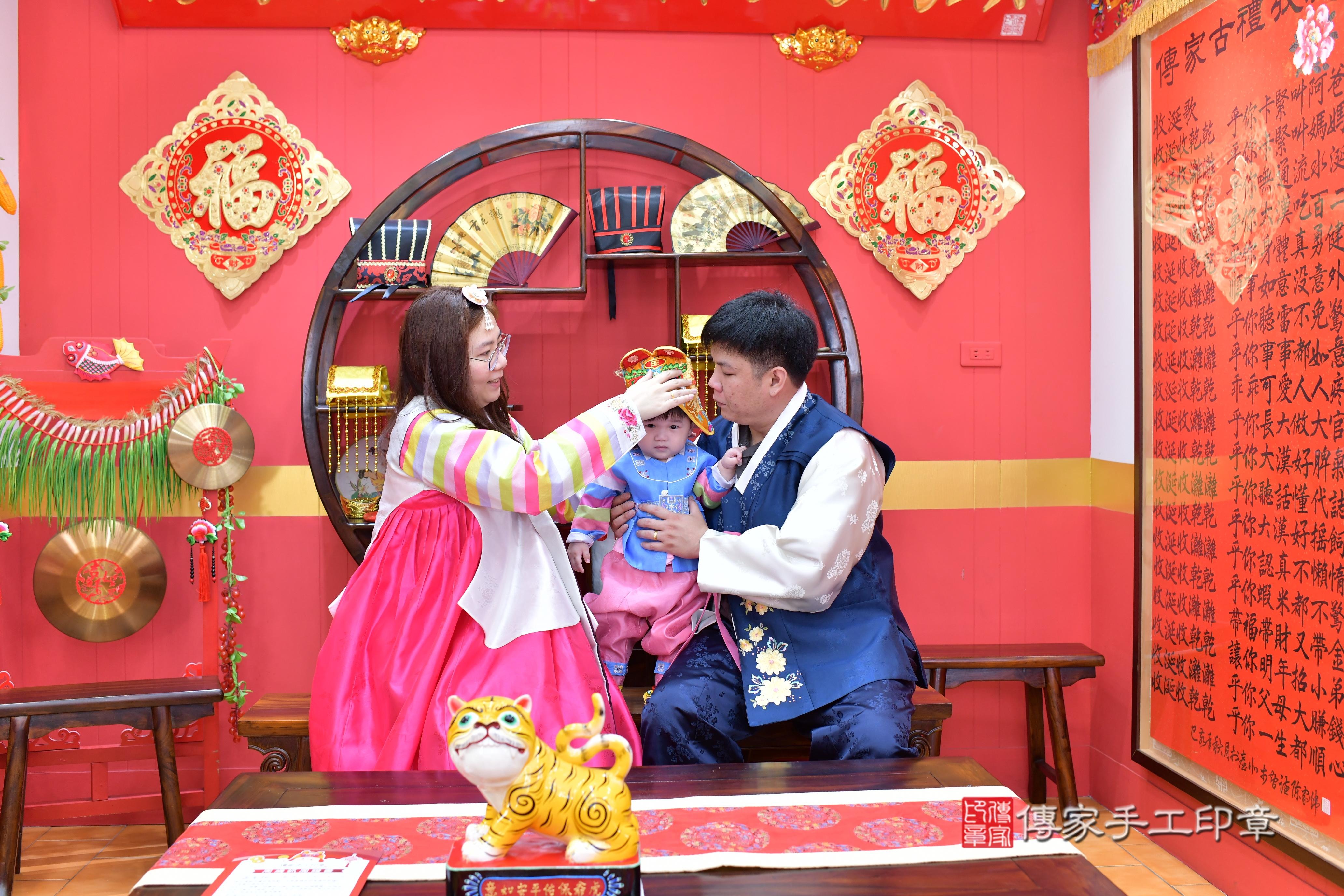 傳家手工印章桃園店、抓周、度脺、美式風會場、傳家嬰兒古禮、吉祥話、抓周道具物品24種、拍照。抓周證書。寶寶抓周、滿周歲、生日快樂、祝福