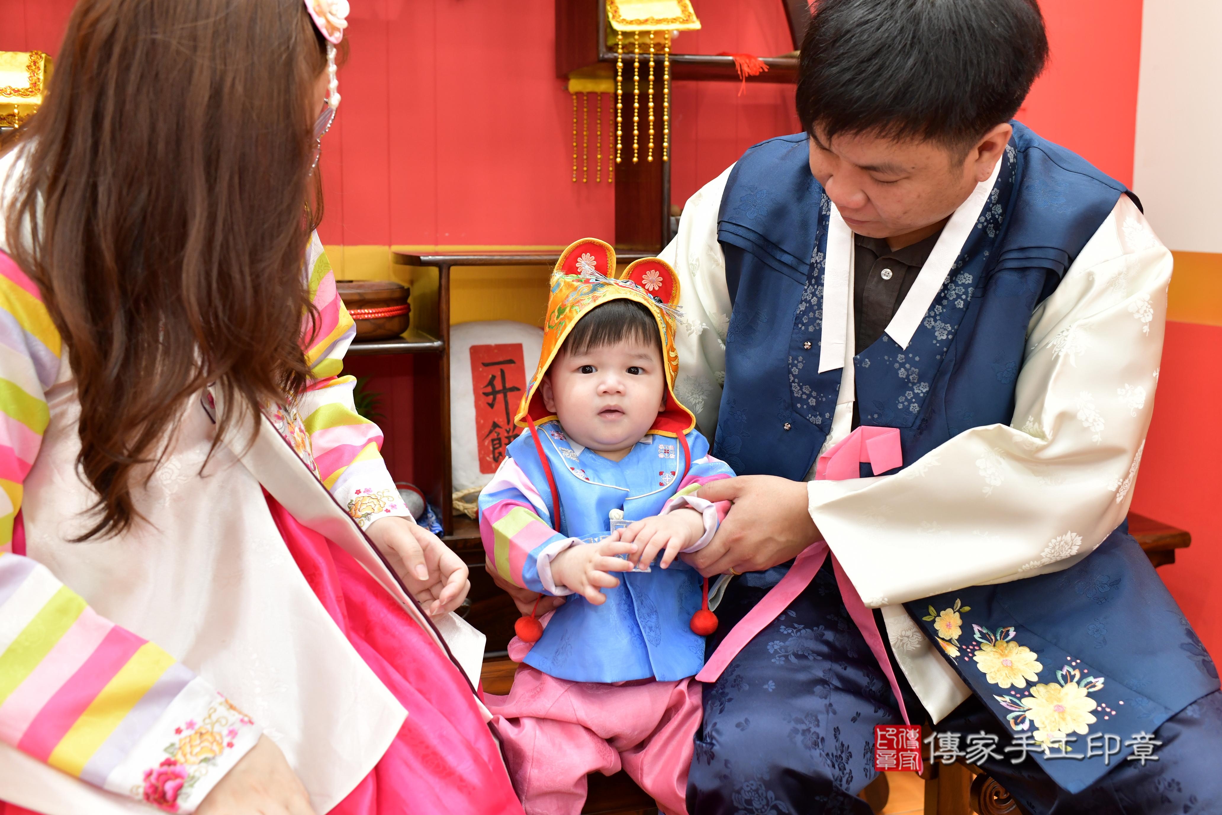 傳家手工印章桃園店、抓周、度脺、美式風會場、傳家嬰兒古禮、吉祥話、抓周道具物品24種、拍照。抓周證書。寶寶抓周、滿周歲、生日快樂、祝福
