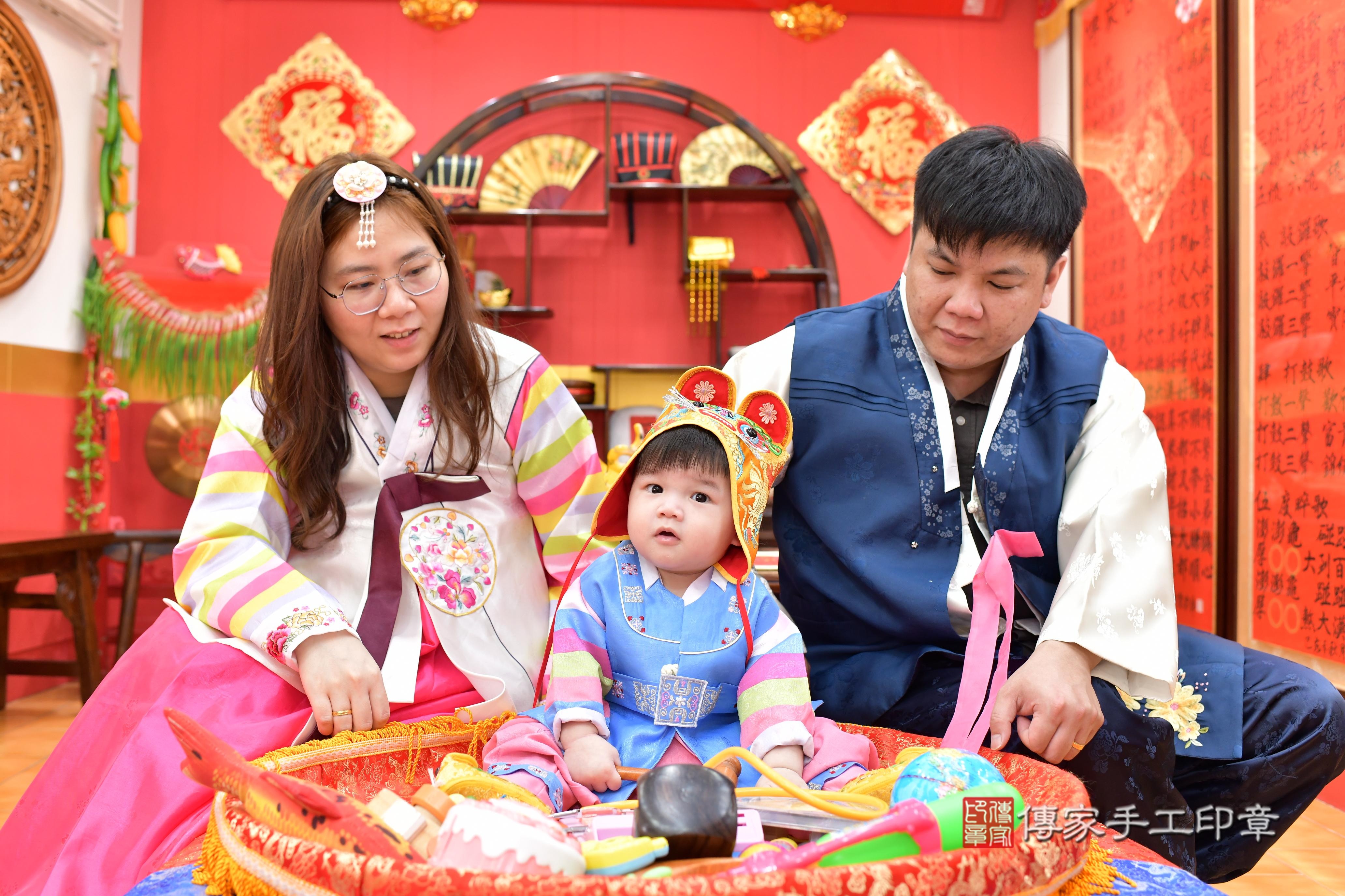 傳家手工印章桃園店、抓周、度脺、美式風會場、傳家嬰兒古禮、吉祥話、抓周道具物品24種、拍照。抓周證書。寶寶抓周、滿周歲、生日快樂、祝福