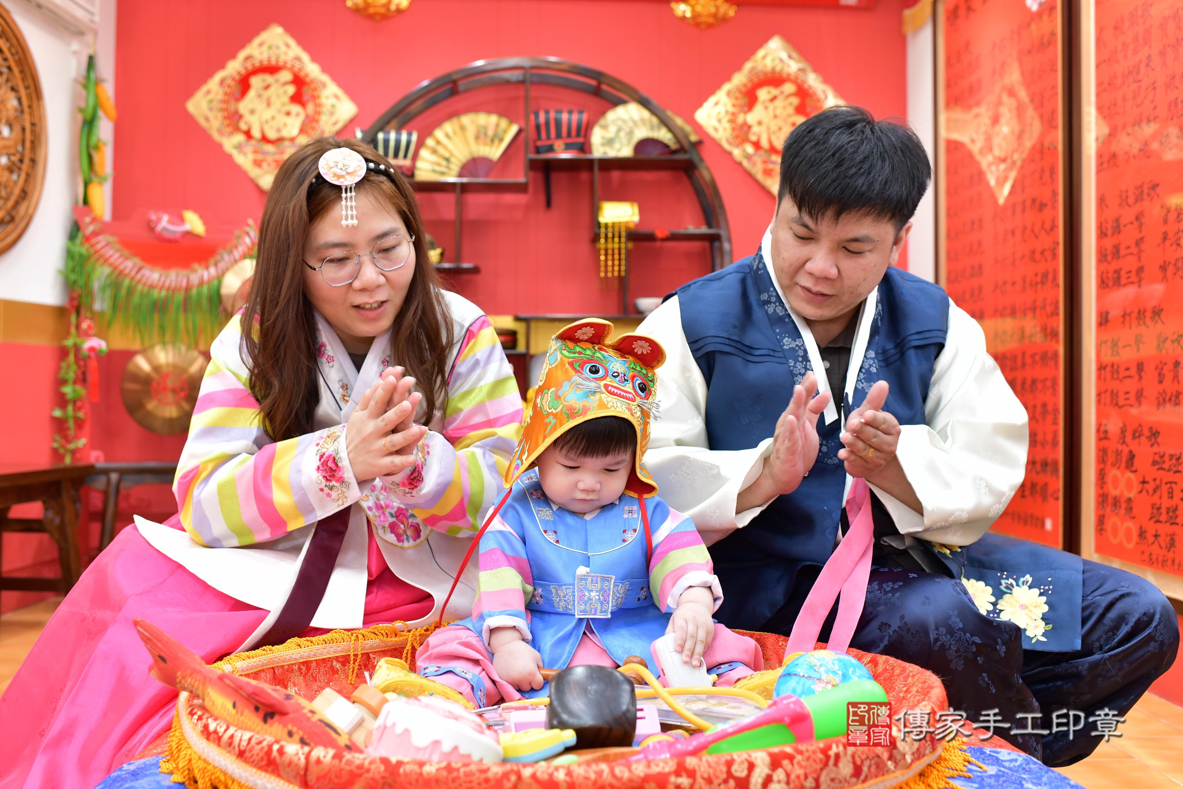 傳家手工印章桃園店、抓周、度脺、美式風會場、傳家嬰兒古禮、吉祥話、抓周道具物品24種、拍照。抓周證書。寶寶抓周、滿周歲、生日快樂、祝福