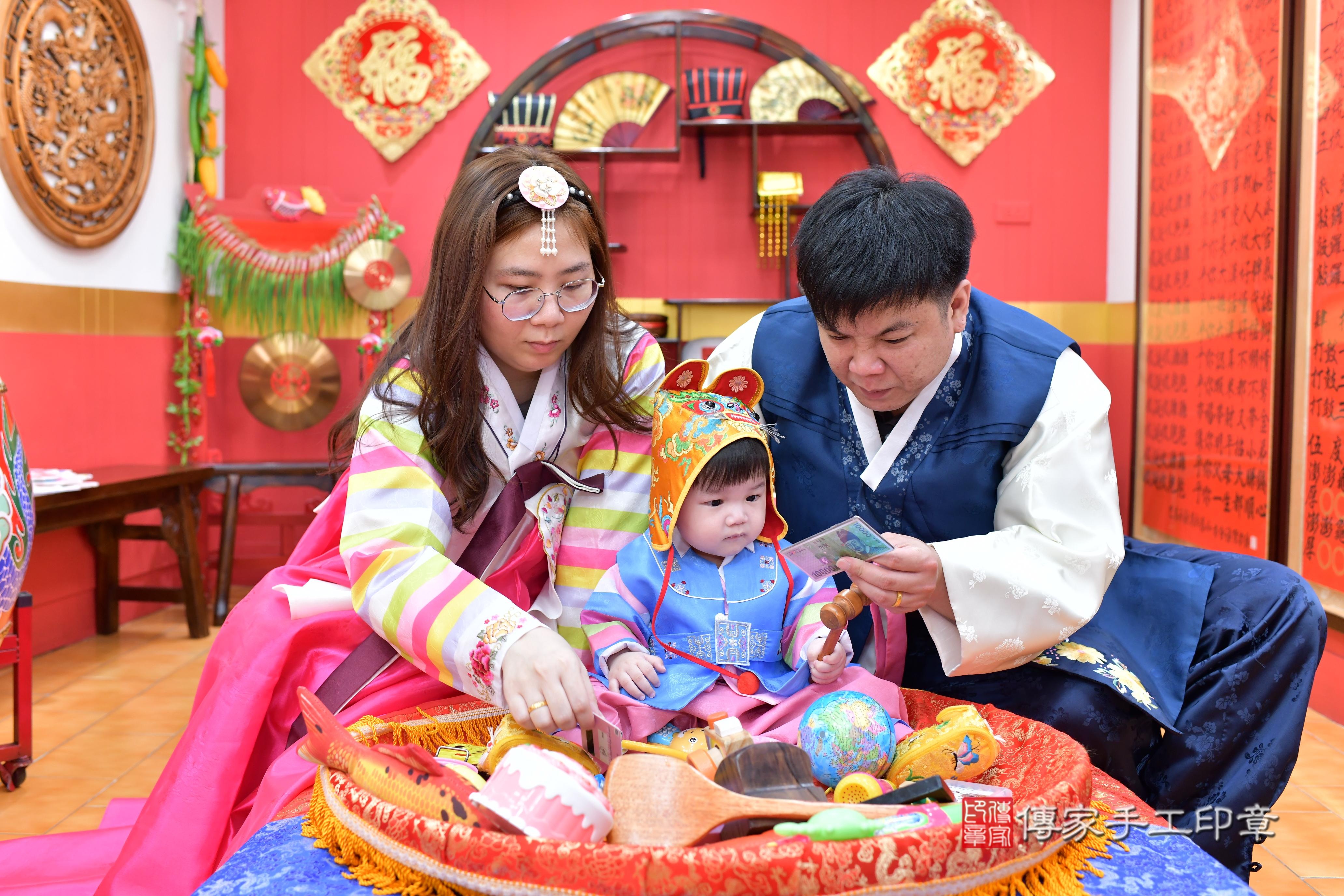 傳家手工印章桃園店、抓周、度脺、美式風會場、傳家嬰兒古禮、吉祥話、抓周道具物品24種、拍照。抓周證書。寶寶抓周、滿周歲、生日快樂、祝福
