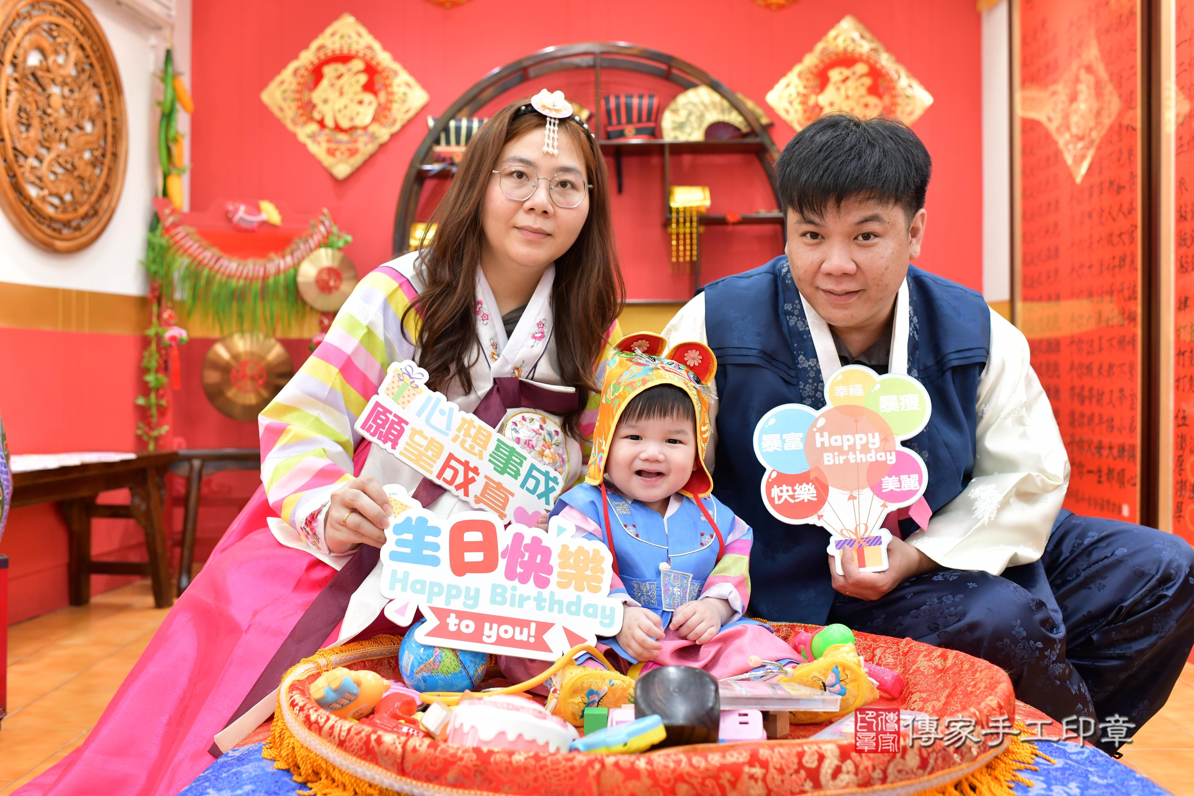 傳家手工印章桃園店、抓周、度脺、美式風會場、傳家嬰兒古禮、吉祥話、抓周道具物品24種、拍照。抓周證書。寶寶抓周、滿周歲、生日快樂、祝福
