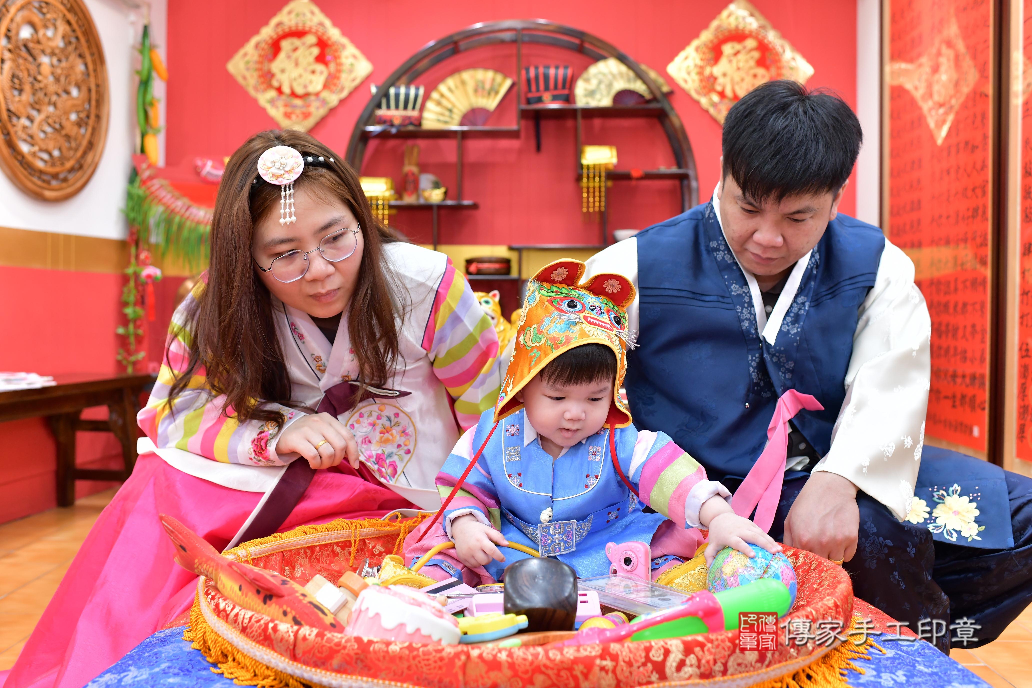 傳家手工印章桃園店、抓周、度脺、美式風會場、傳家嬰兒古禮、吉祥話、抓周道具物品24種、拍照。抓周證書。寶寶抓周、滿周歲、生日快樂、祝福