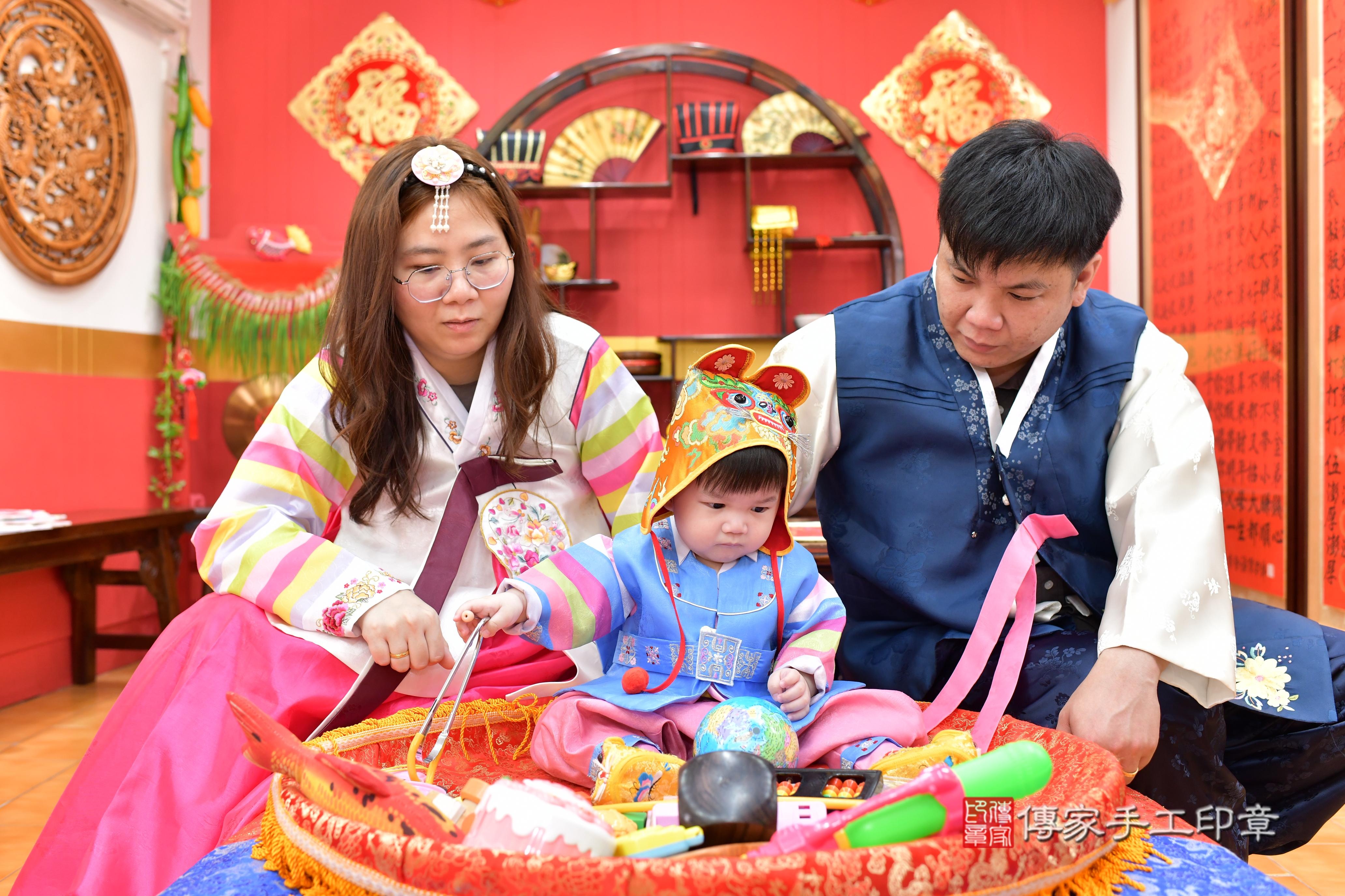 傳家手工印章桃園店、抓周、度脺、美式風會場、傳家嬰兒古禮、吉祥話、抓周道具物品24種、拍照。抓周證書。寶寶抓周、滿周歲、生日快樂、祝福