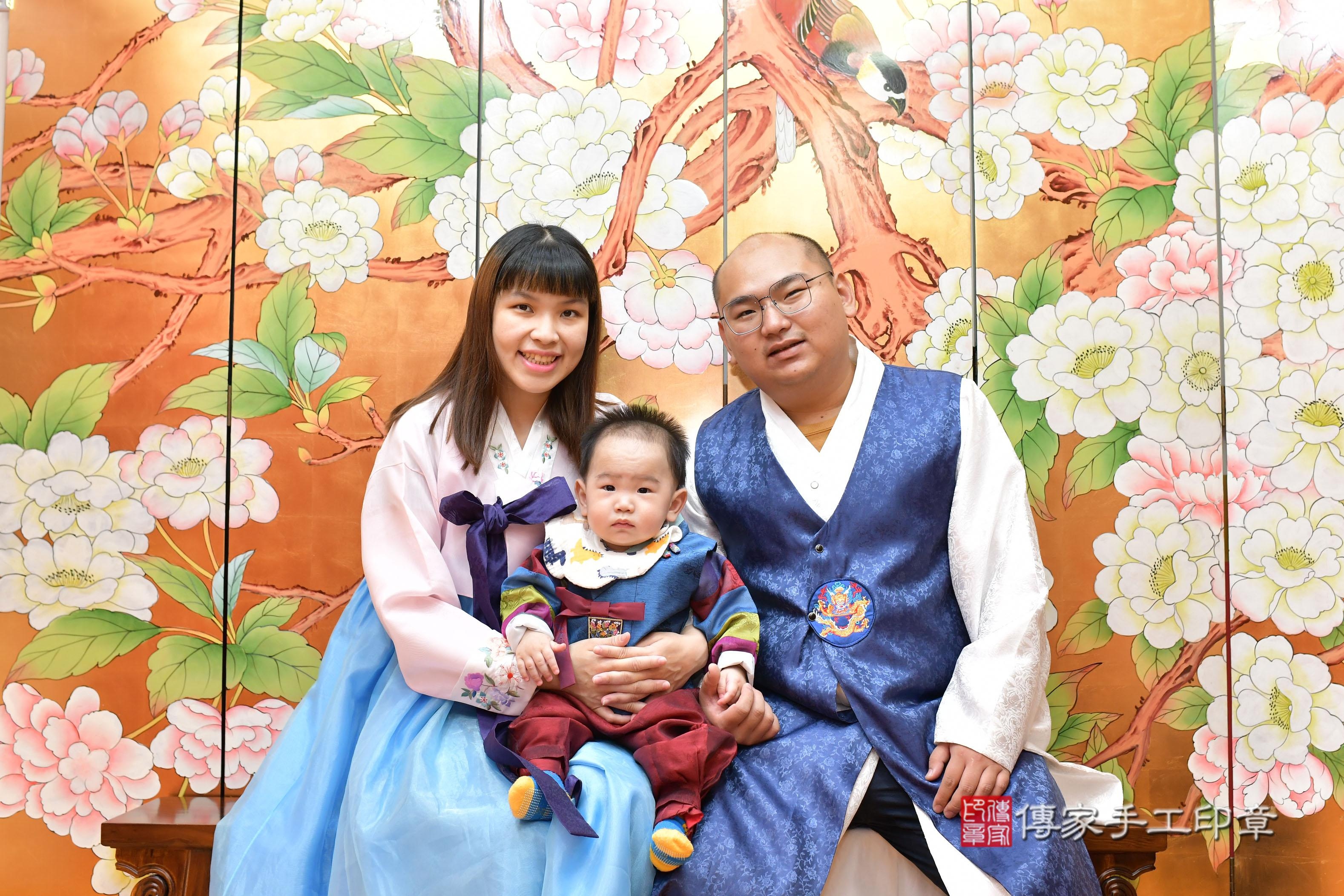 傳家手工印章桃園店、抓周、度脺、美式風會場、傳家嬰兒古禮、吉祥話、抓周道具物品24種、拍照。抓周證書。寶寶抓周、滿周歲、生日快樂、祝福