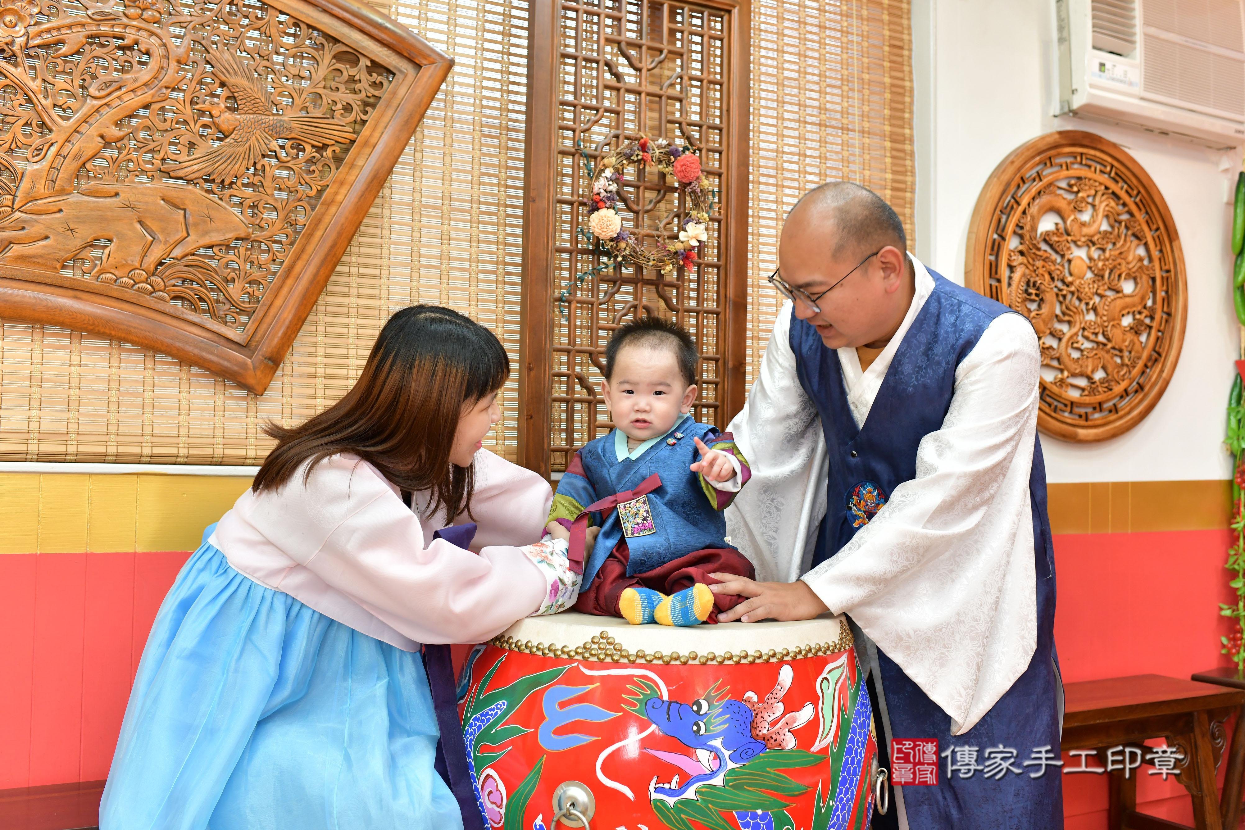 傳家手工印章桃園店、抓周、度脺、美式風會場、傳家嬰兒古禮、吉祥話、抓周道具物品24種、拍照。抓周證書。寶寶抓周、滿周歲、生日快樂、祝福