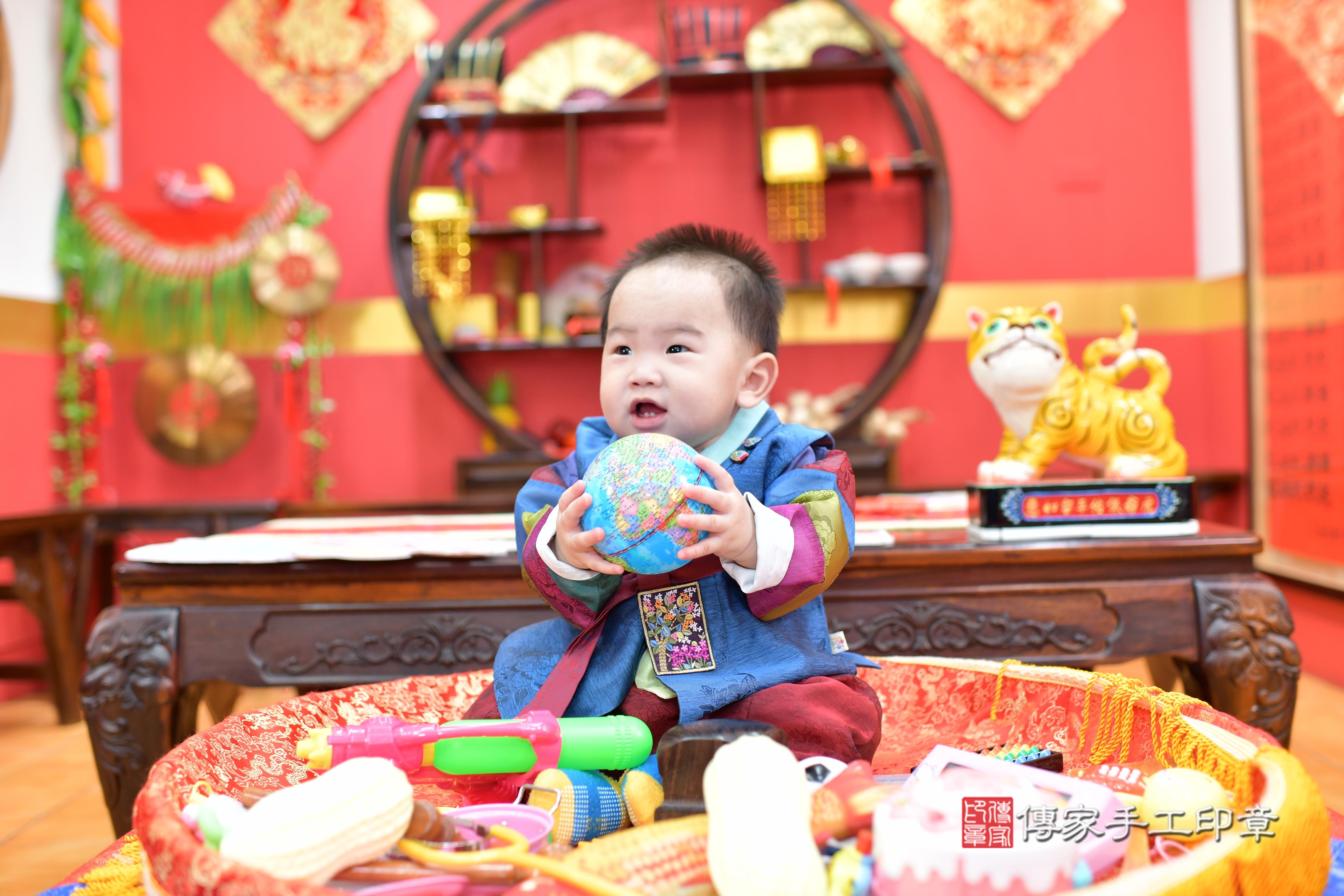 傳家手工印章桃園店、抓周、度脺、美式風會場、傳家嬰兒古禮、吉祥話、抓周道具物品24種、拍照。抓周證書。寶寶抓周、滿周歲、生日快樂、祝福