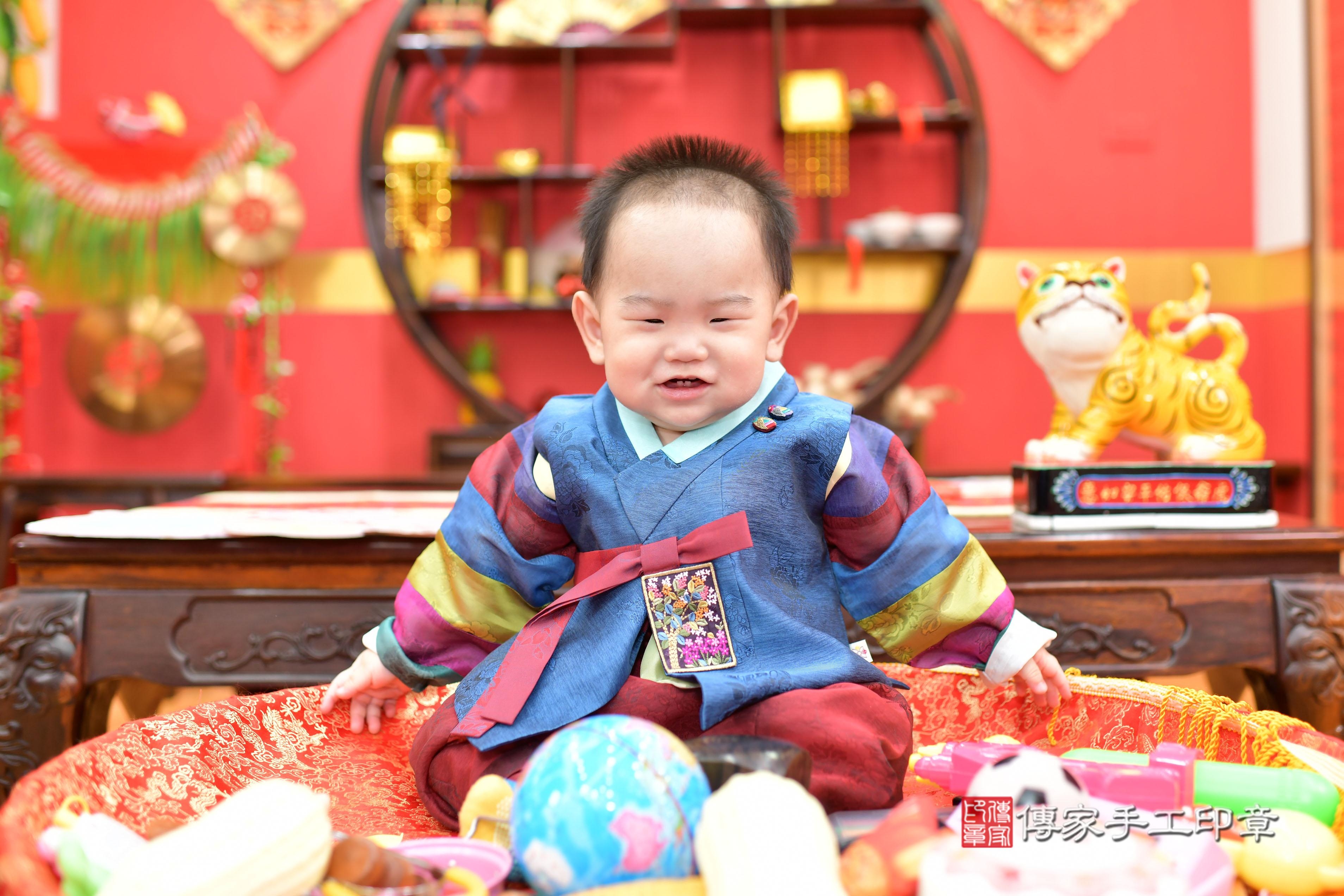 傳家手工印章桃園店、抓周、度脺、美式風會場、傳家嬰兒古禮、吉祥話、抓周道具物品24種、拍照。抓周證書。寶寶抓周、滿周歲、生日快樂、祝福