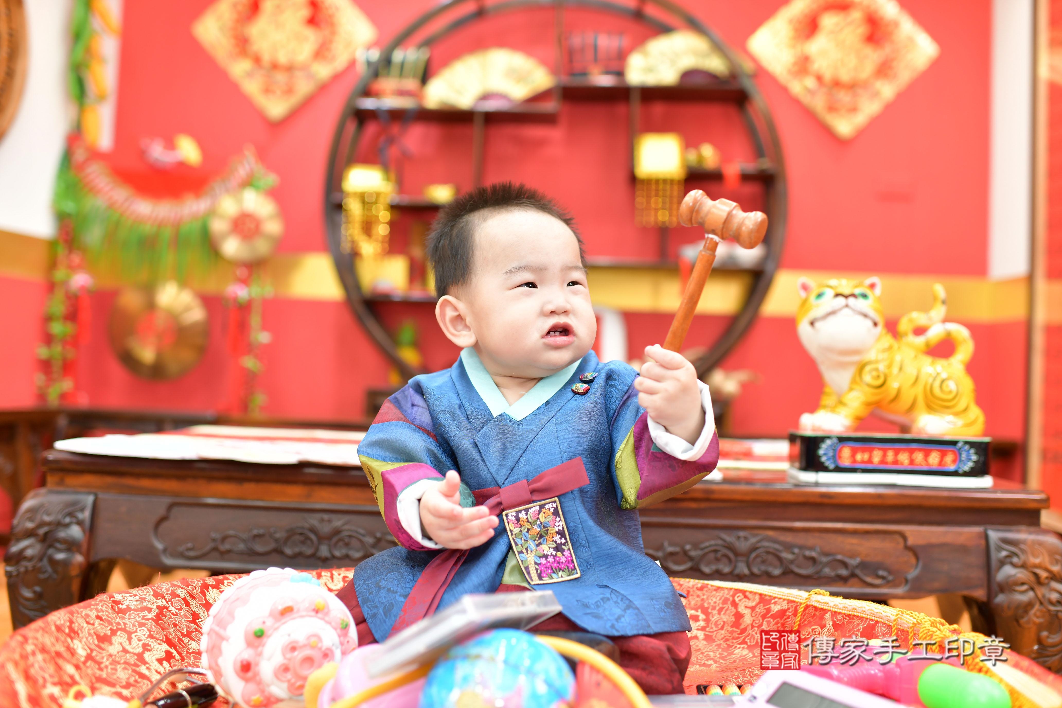 傳家手工印章桃園店、抓周、度脺、美式風會場、傳家嬰兒古禮、吉祥話、抓周道具物品24種、拍照。抓周證書。寶寶抓周、滿周歲、生日快樂、祝福