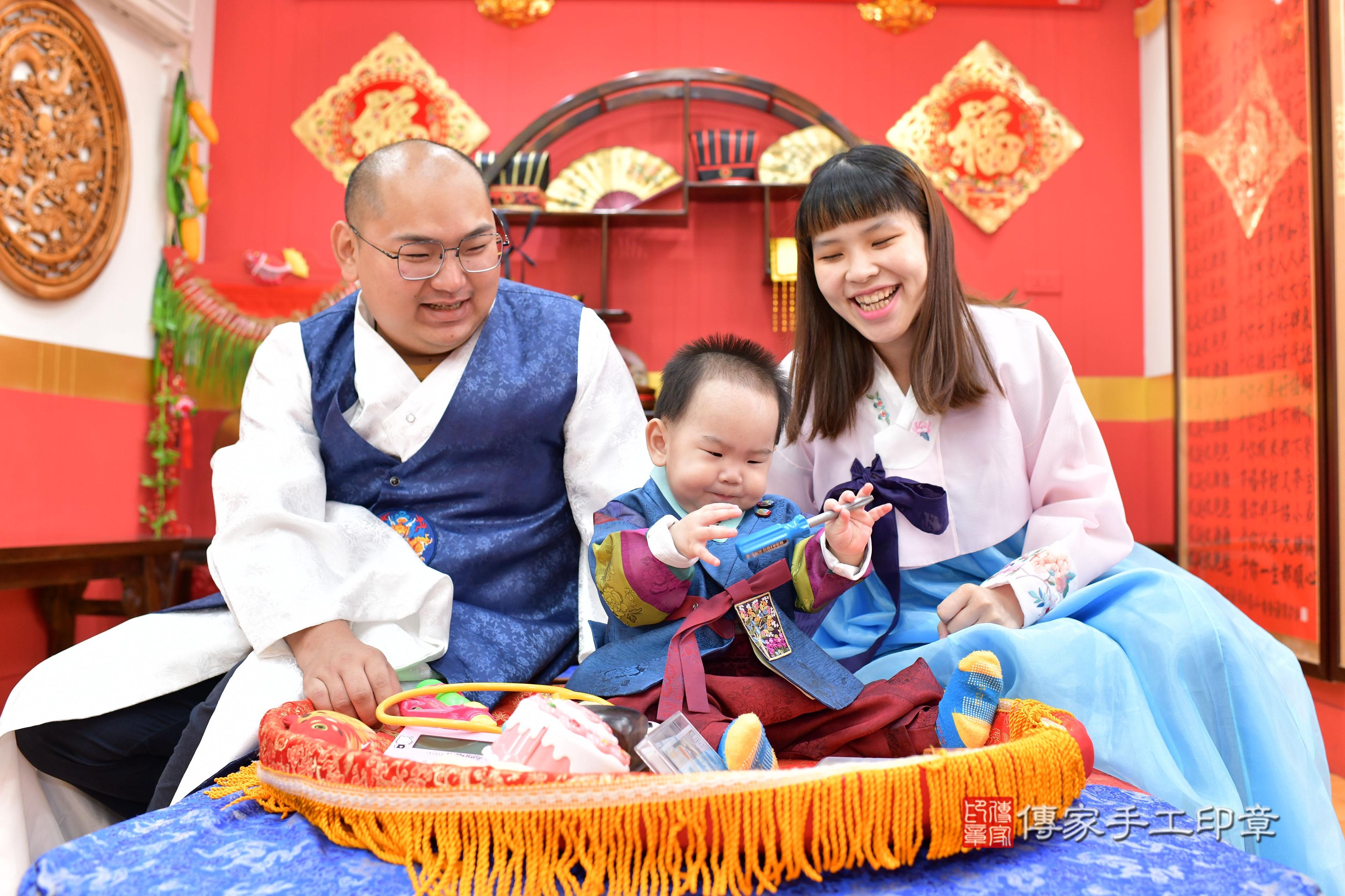 傳家手工印章桃園店、抓周、度脺、美式風會場、傳家嬰兒古禮、吉祥話、抓周道具物品24種、拍照。抓周證書。寶寶抓周、滿周歲、生日快樂、祝福