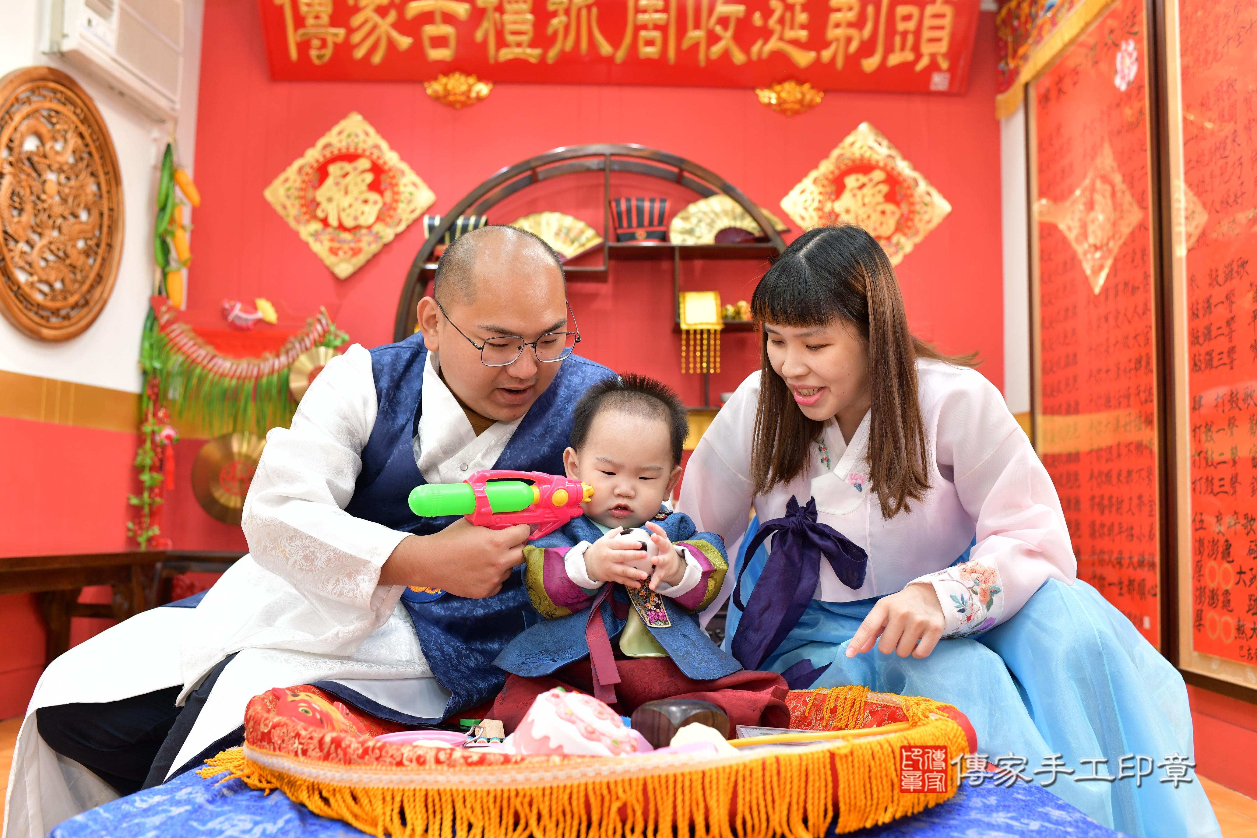 傳家手工印章桃園店、抓周、度脺、美式風會場、傳家嬰兒古禮、吉祥話、抓周道具物品24種、拍照。抓周證書。寶寶抓周、滿周歲、生日快樂、祝福