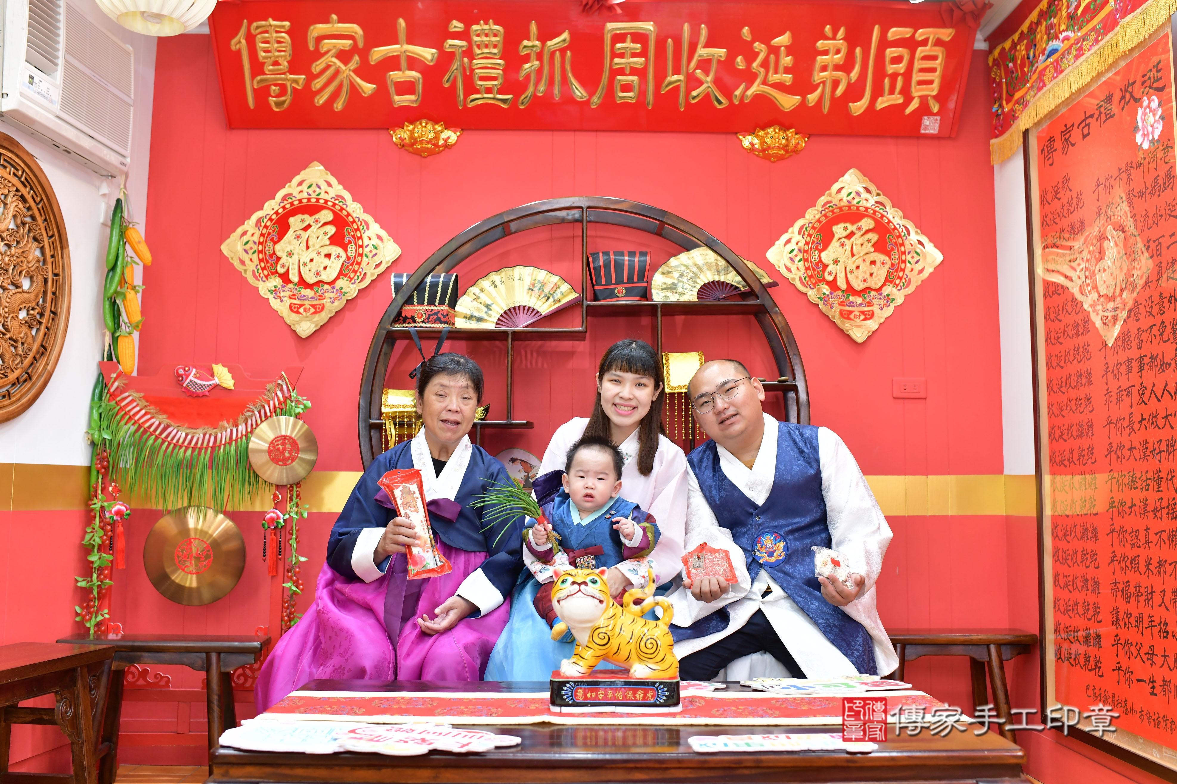 傳家手工印章桃園店、抓周、度脺、美式風會場、傳家嬰兒古禮、吉祥話、抓周道具物品24種、拍照。抓周證書。寶寶抓周、滿周歲、生日快樂、祝福