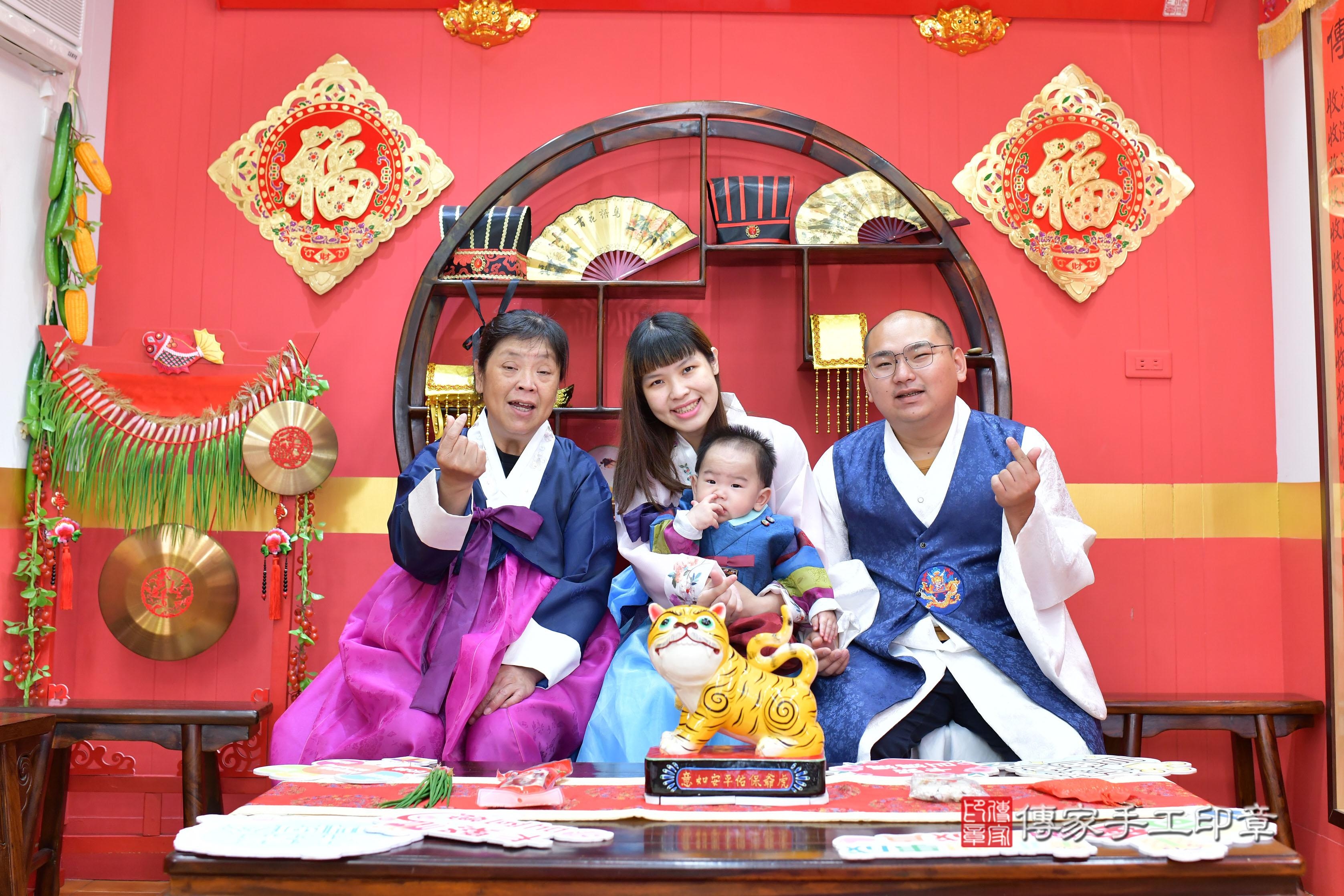 傳家手工印章桃園店、抓周、度脺、美式風會場、傳家嬰兒古禮、吉祥話、抓周道具物品24種、拍照。抓周證書。寶寶抓周、滿周歲、生日快樂、祝福