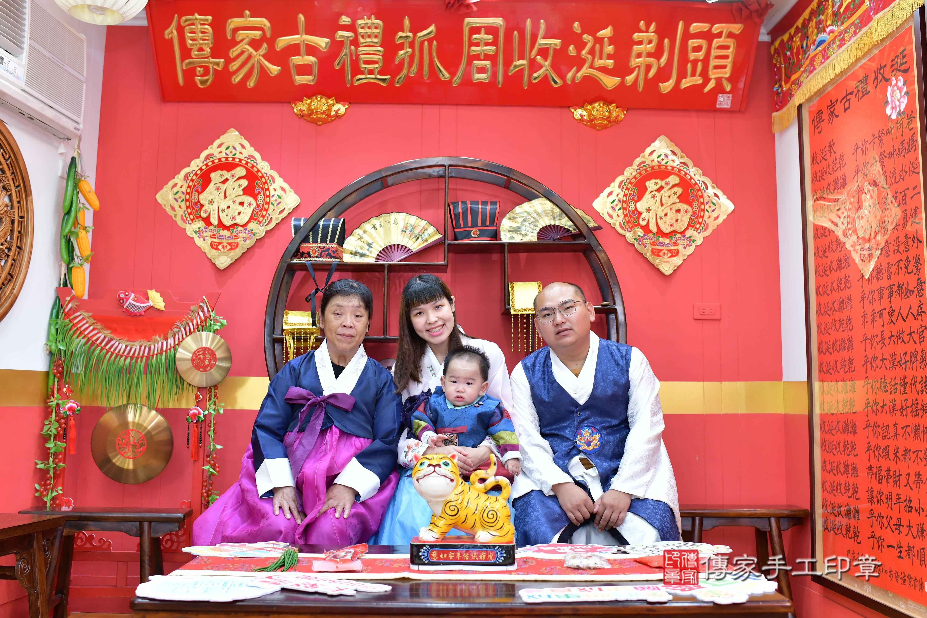 傳家手工印章桃園店、抓周、度脺、美式風會場、傳家嬰兒古禮、吉祥話、抓周道具物品24種、拍照。抓周證書。寶寶抓周、滿周歲、生日快樂、祝福