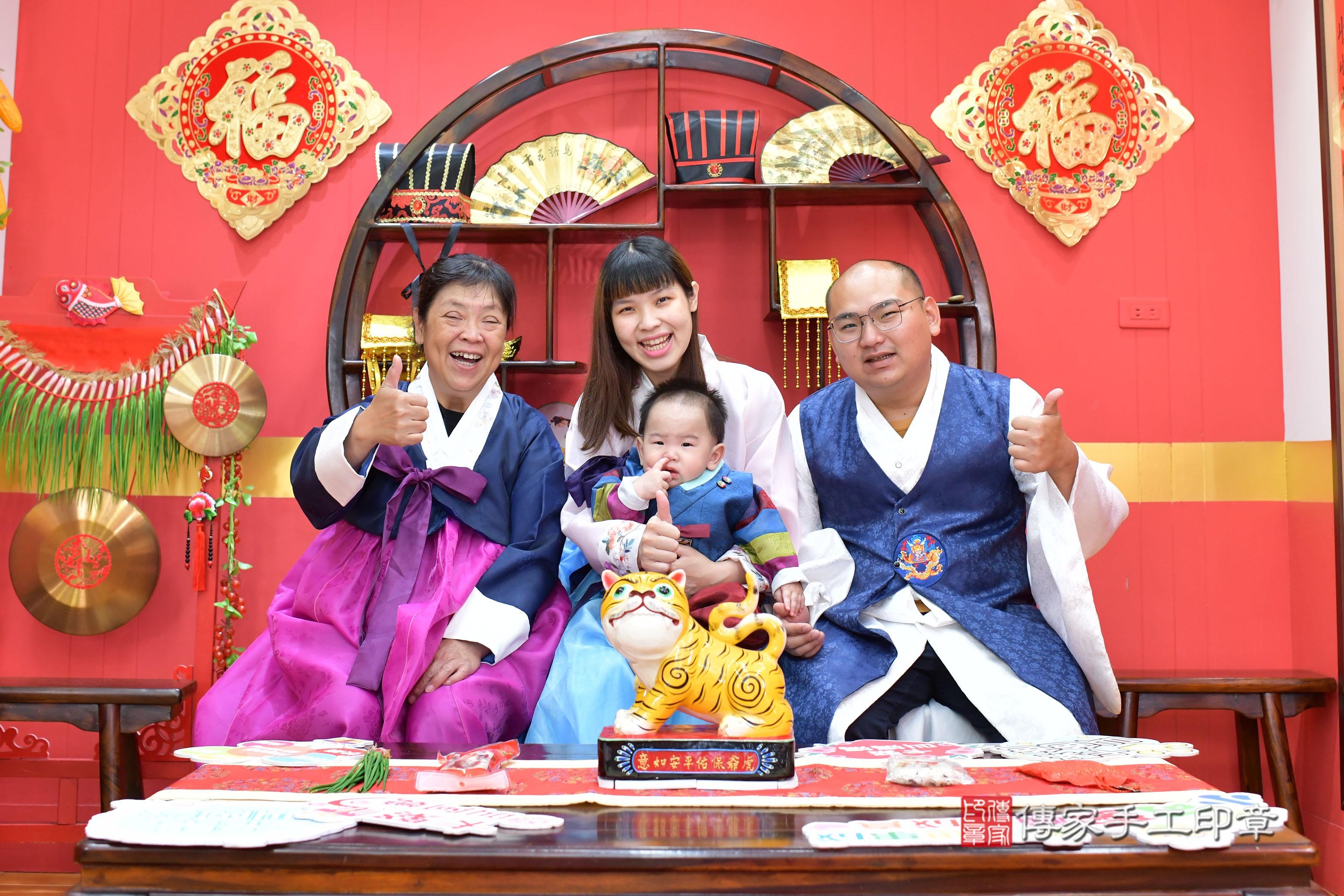 傳家手工印章桃園店、抓周、度脺、美式風會場、傳家嬰兒古禮、吉祥話、抓周道具物品24種、拍照。抓周證書。寶寶抓周、滿周歲、生日快樂、祝福