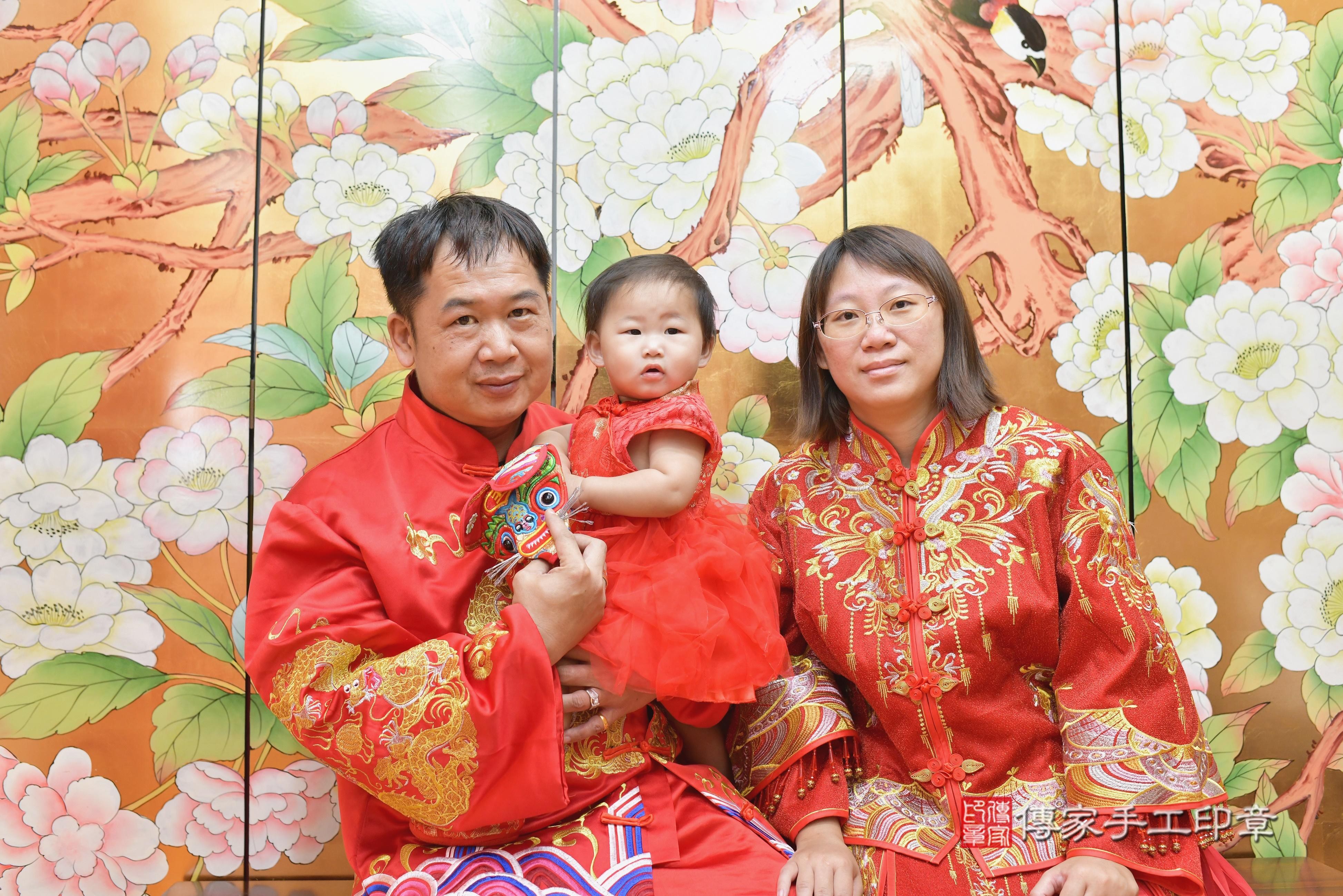 傳家手工印章桃園店、抓周、度脺、美式風會場、傳家嬰兒古禮、吉祥話、抓周道具物品24種、拍照。抓周證書。寶寶抓周、滿周歲、生日快樂、祝福